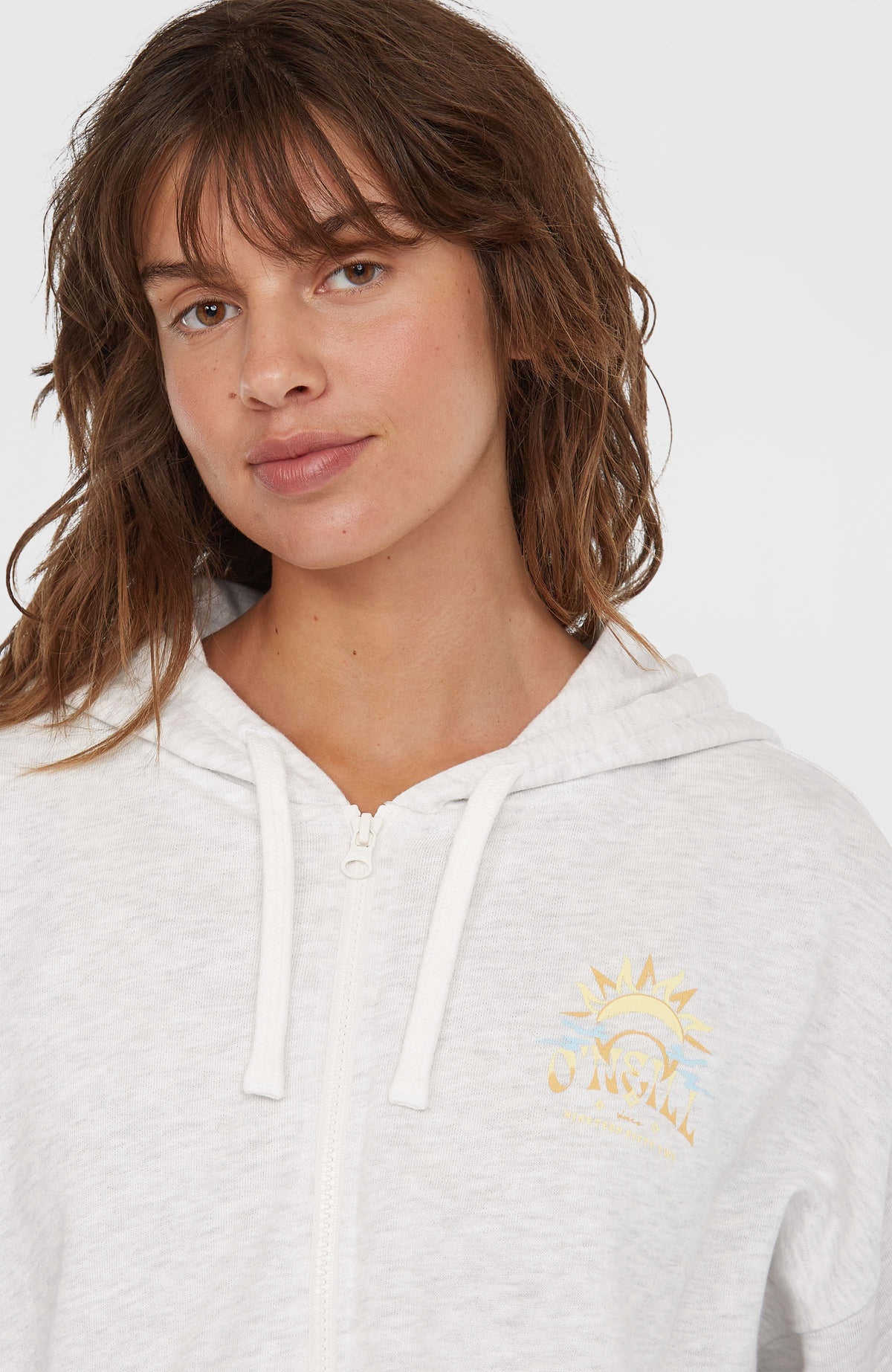 Nahaufnahme der weißen Beach Vintage Kapuzenjacke mit Reißverschluss, Kordelzug und kleinem Print