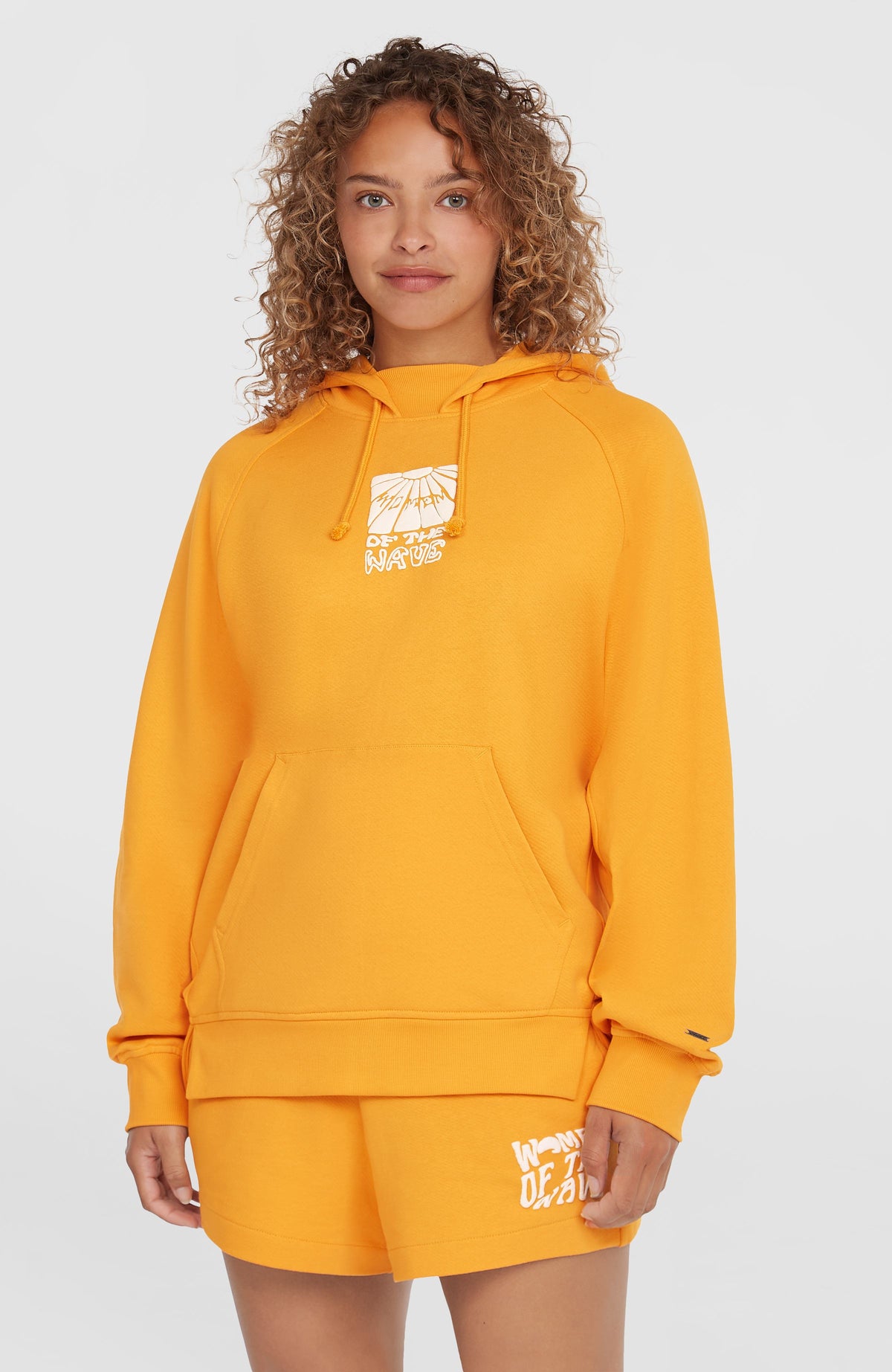 O'Neill Women of the Wave Hoodie für Damen, orange mit Grafik-Print in Weiß, getragen am Model, Vorderansicht