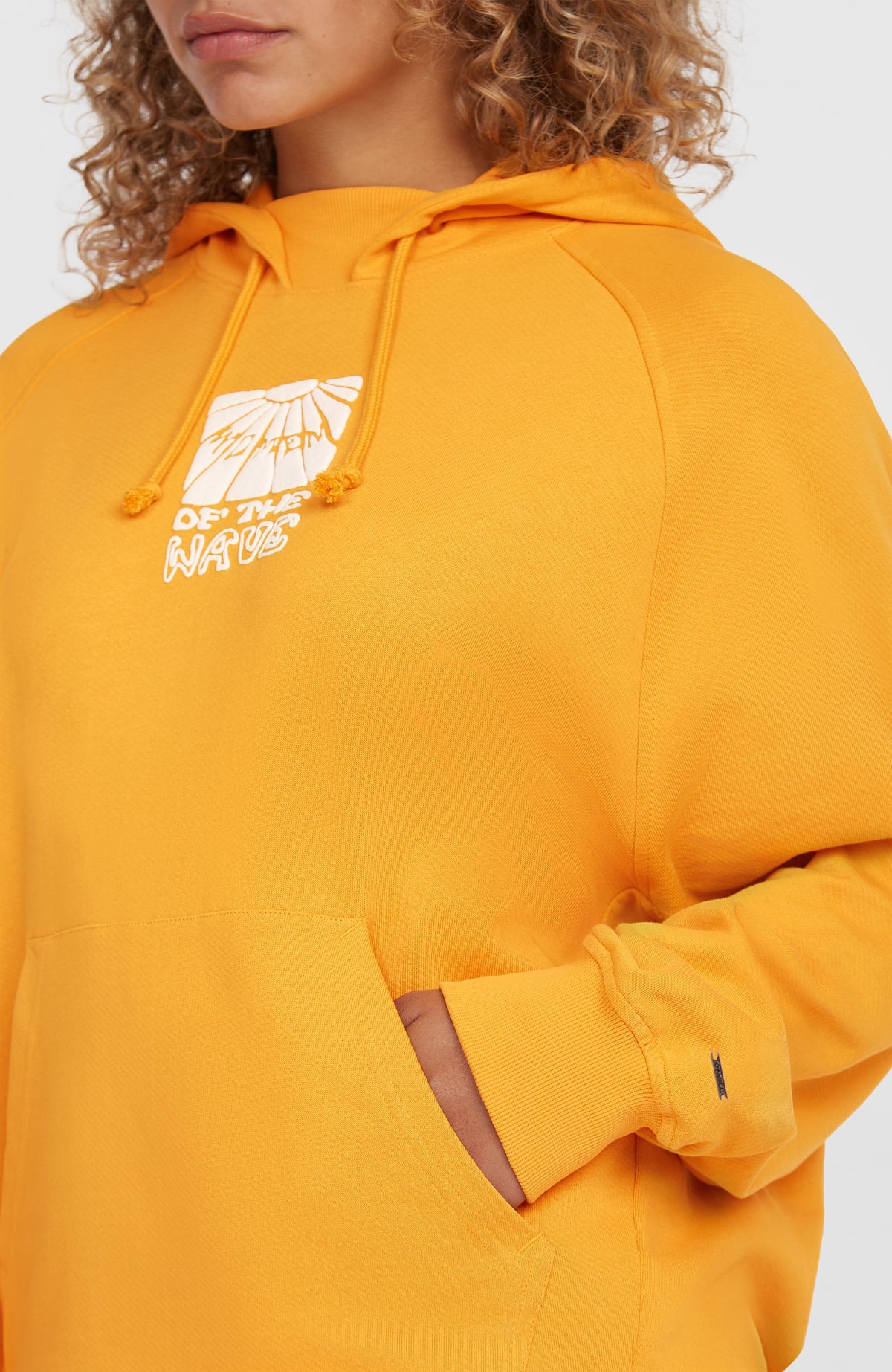 Women of the Wave Hoodie, orange mit Grafik-Print in Weiß, Nahaufnahme von Kängurutasche und Kordelzug