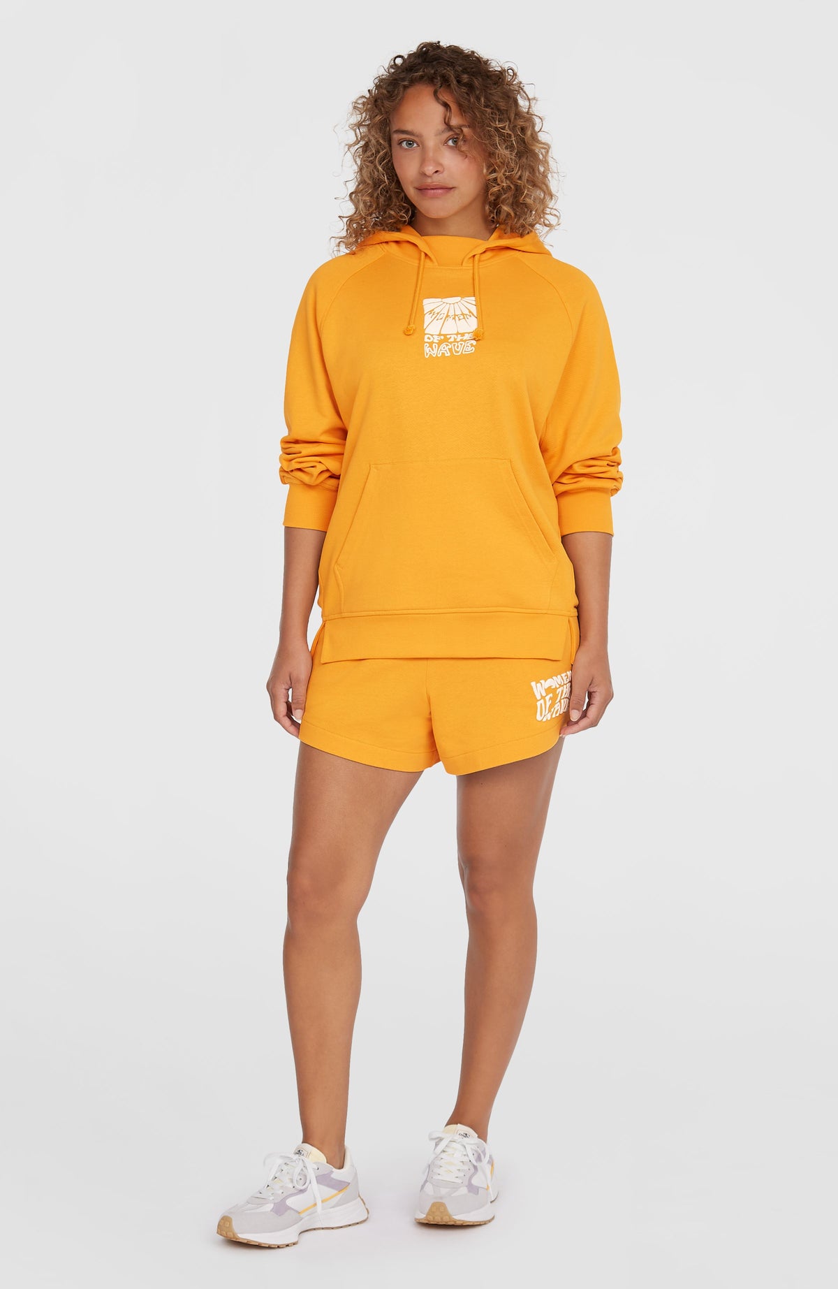 Women of the Wave Hoodie für Damen, orange mit Grafik-Print in Weiß, Ganzkörperansicht am Model