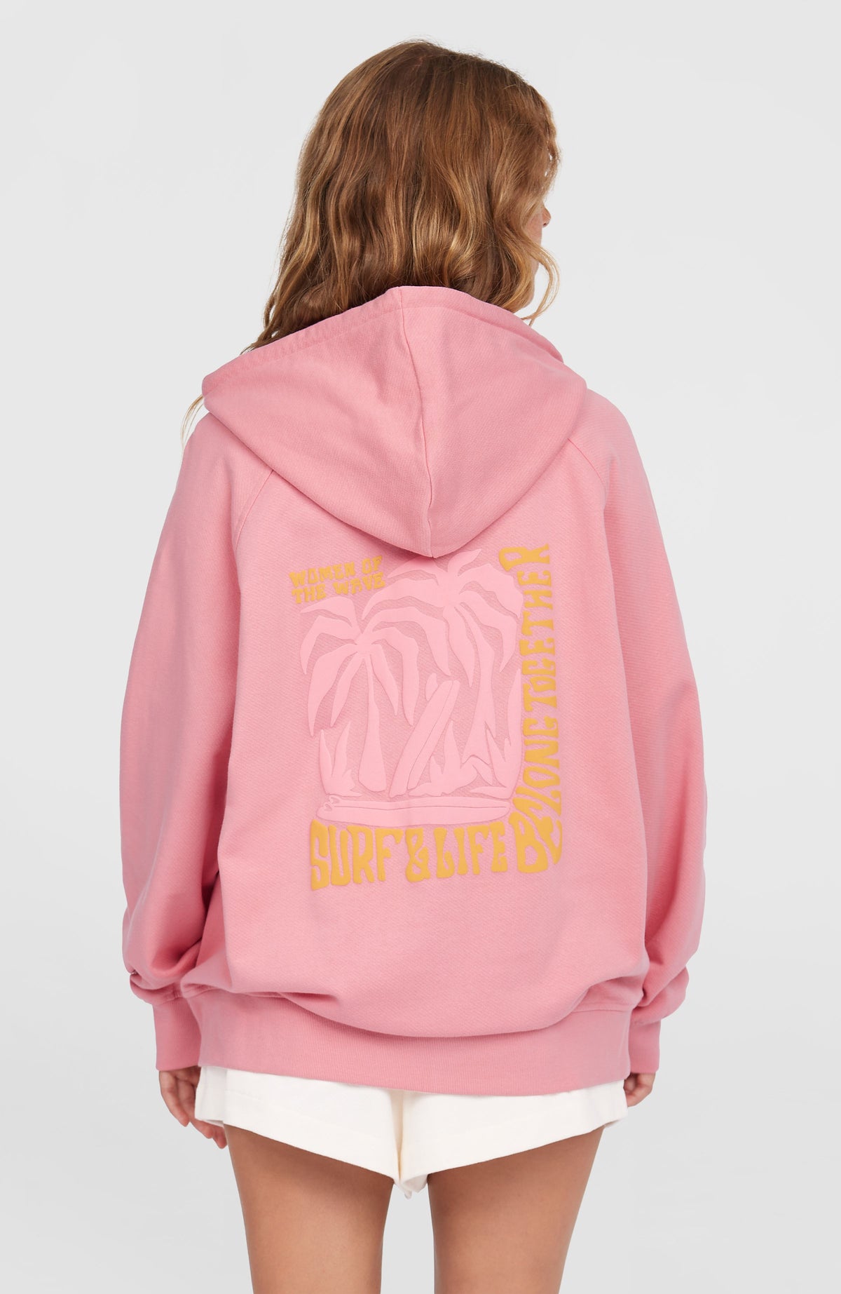 Women of the Wave Hoodie für Damen, pink mit großem Grafik-Print in Gelb auf dem Rücken, Rückansicht am Model