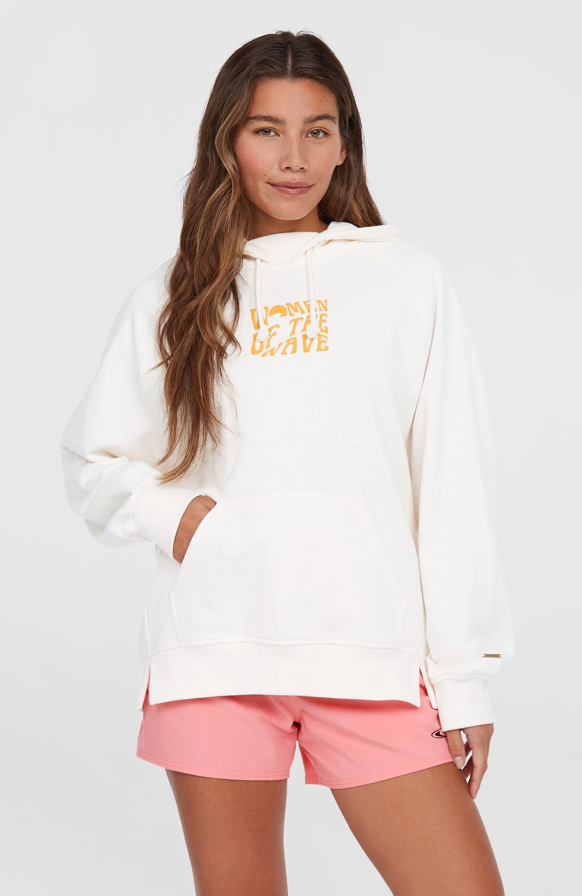 O'Neill Women of the Wave Hoodie für Damen, beige mit Grafik-Print in Orange, Vorderansicht am Model