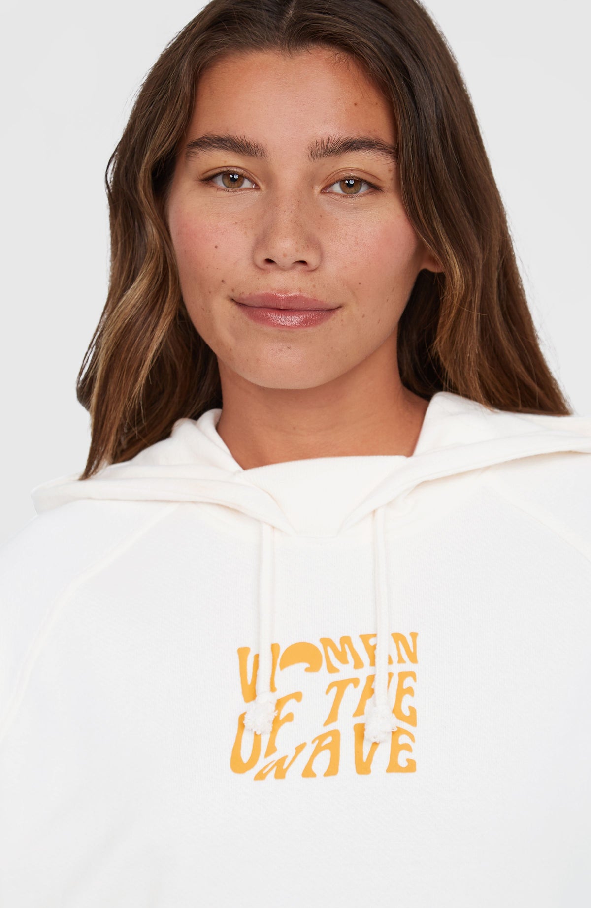 Women of the Wave Hoodie, beige, Nahaufnahme von Kapuze mit Kordelzug und Grafik-Print auf der Brust