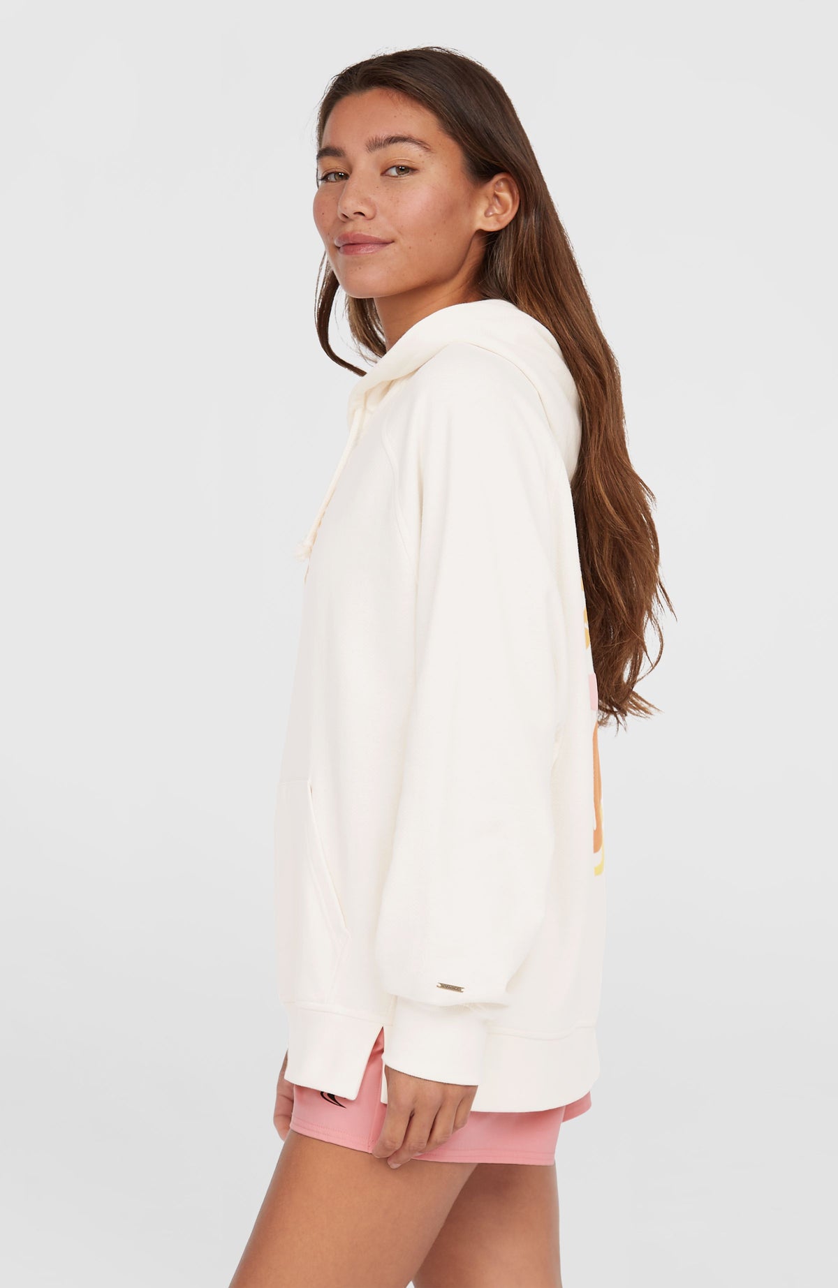 Women of the Wave Hoodie für Damen, beige, Seitenansicht am Model mit Blick auf die Passform und Ärmel
