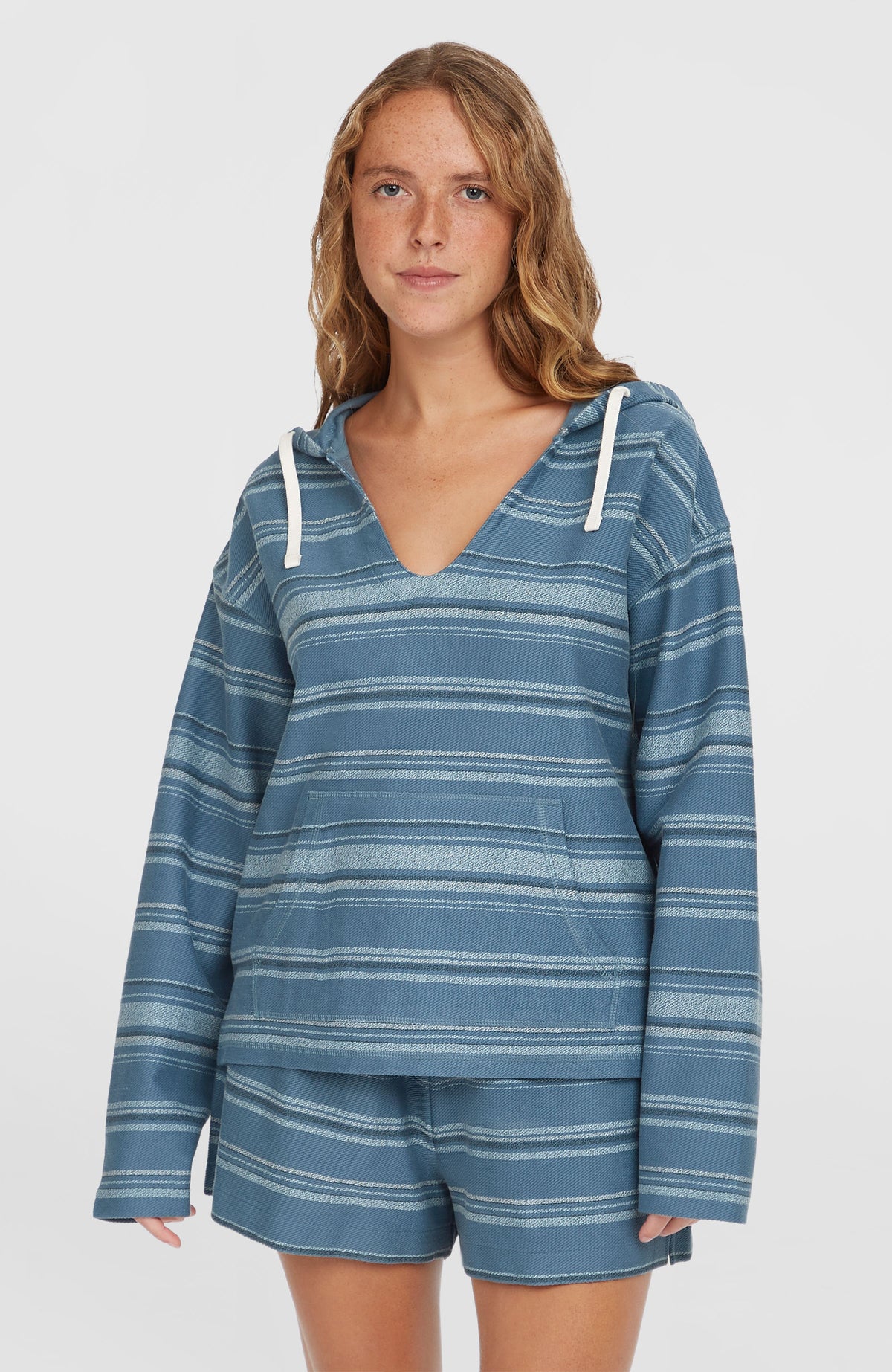 O'Neill Bavaro Hoodie für Damen, blau mit Streifenmuster in Weiß, Vorderansicht mit Kordelzug am Model