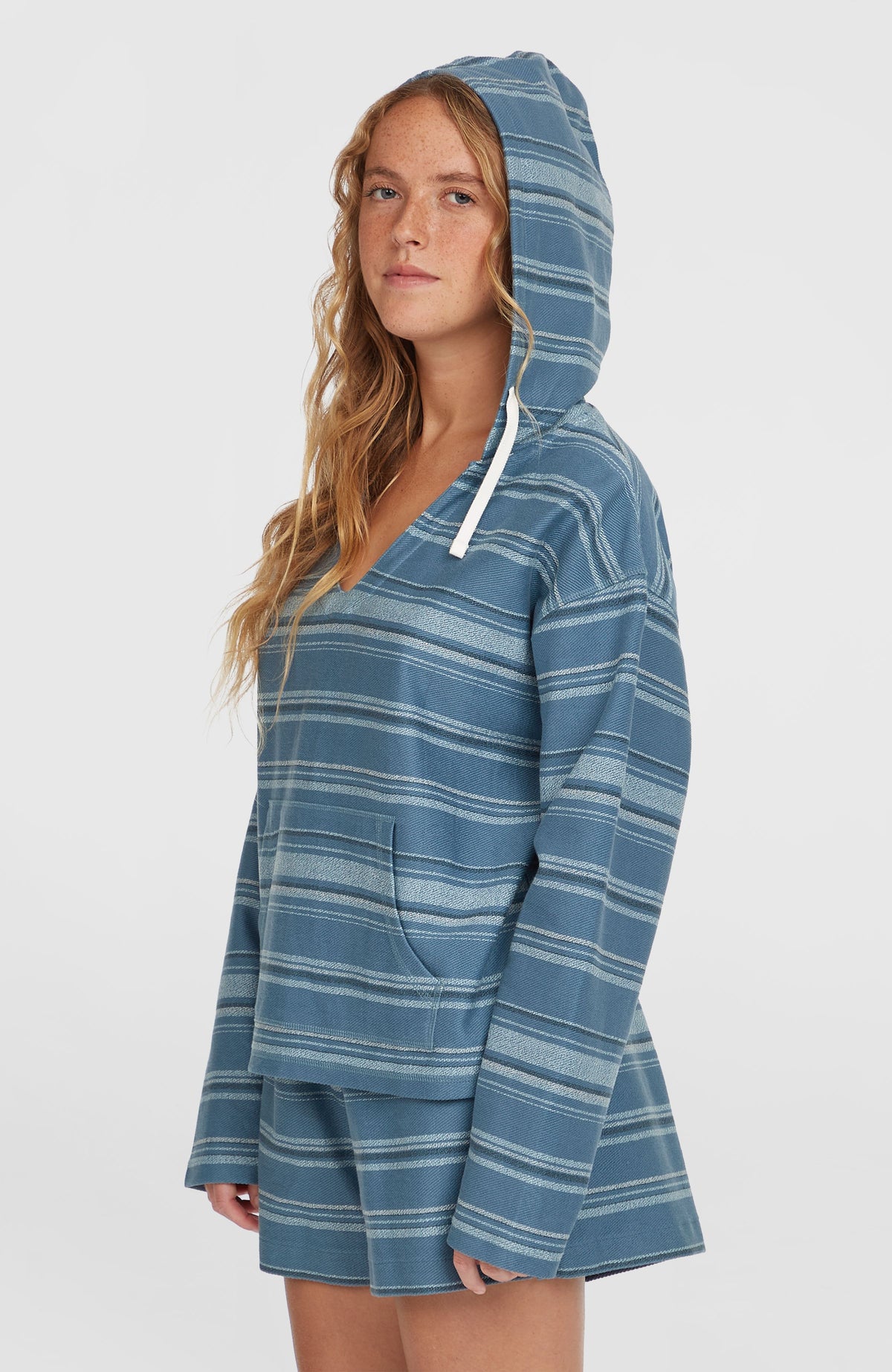 Bavaro Hoodie für Damen, blau mit Streifenmuster in Weiß, Seitenansicht am Model mit aufgesetzter Kapuze
