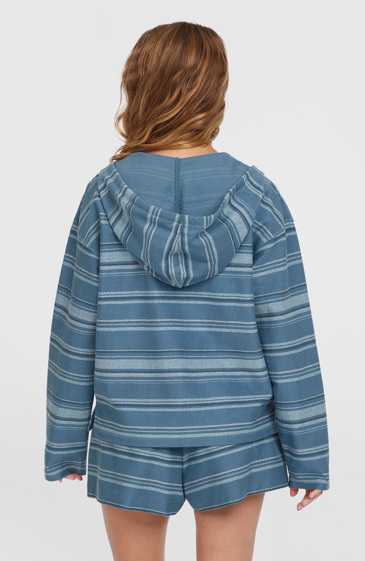 Bavaro Hoodie für Damen, blau mit Streifenmuster in Weiß, Rückansicht am Model mit Kapuze