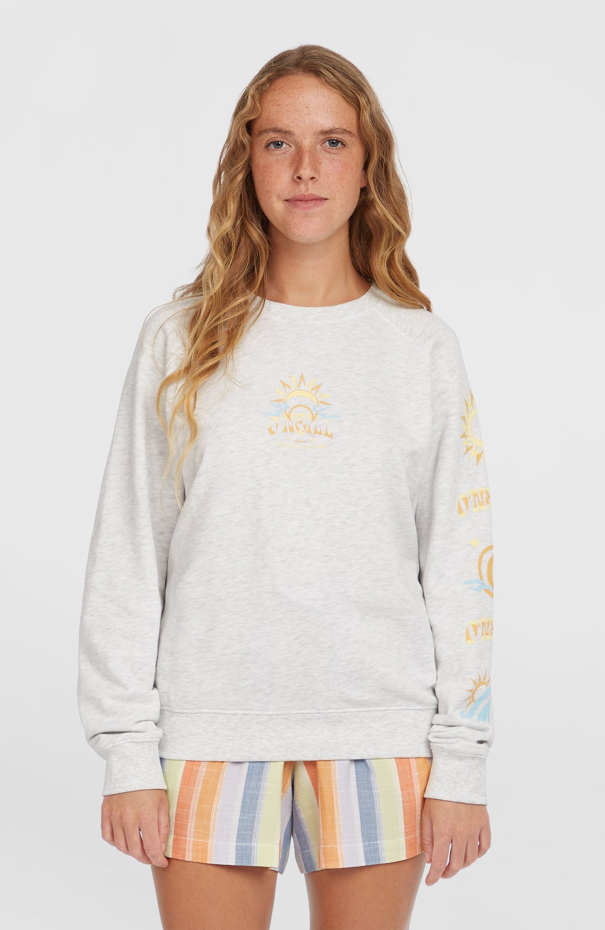O'Neill Beach Vintage Crew Sweatshirt für Damen, weiß mit Grafikprint in Gelb und Hellblau, Frontansicht am Model
