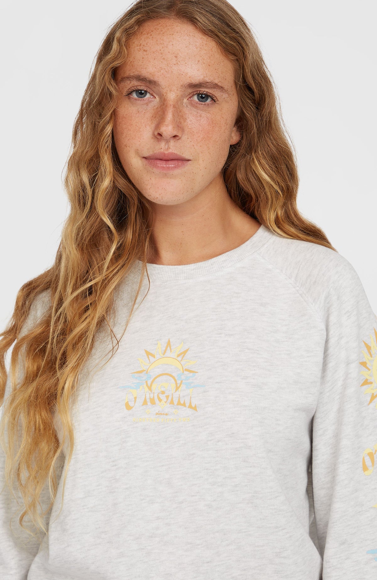 Nahaufnahme des weißen Beach Vintage Crew Sweatshirts für Damen mit Rundhalsausschnitt und kleinem Brustprint