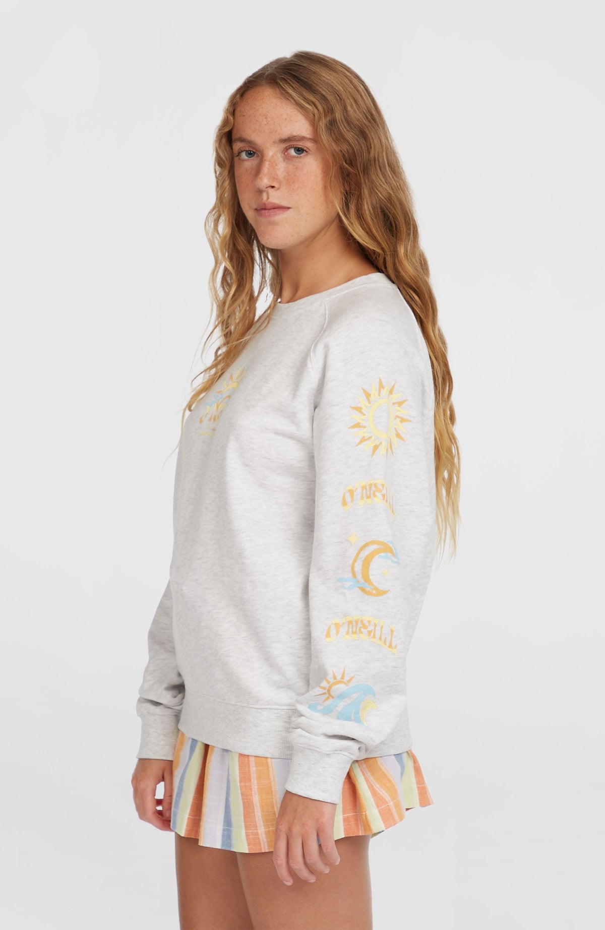 Beach Vintage Crew Sweatshirt für Damen, weiß mit Grafikprint in Gelb und Hellblau, Seitenansicht am Model