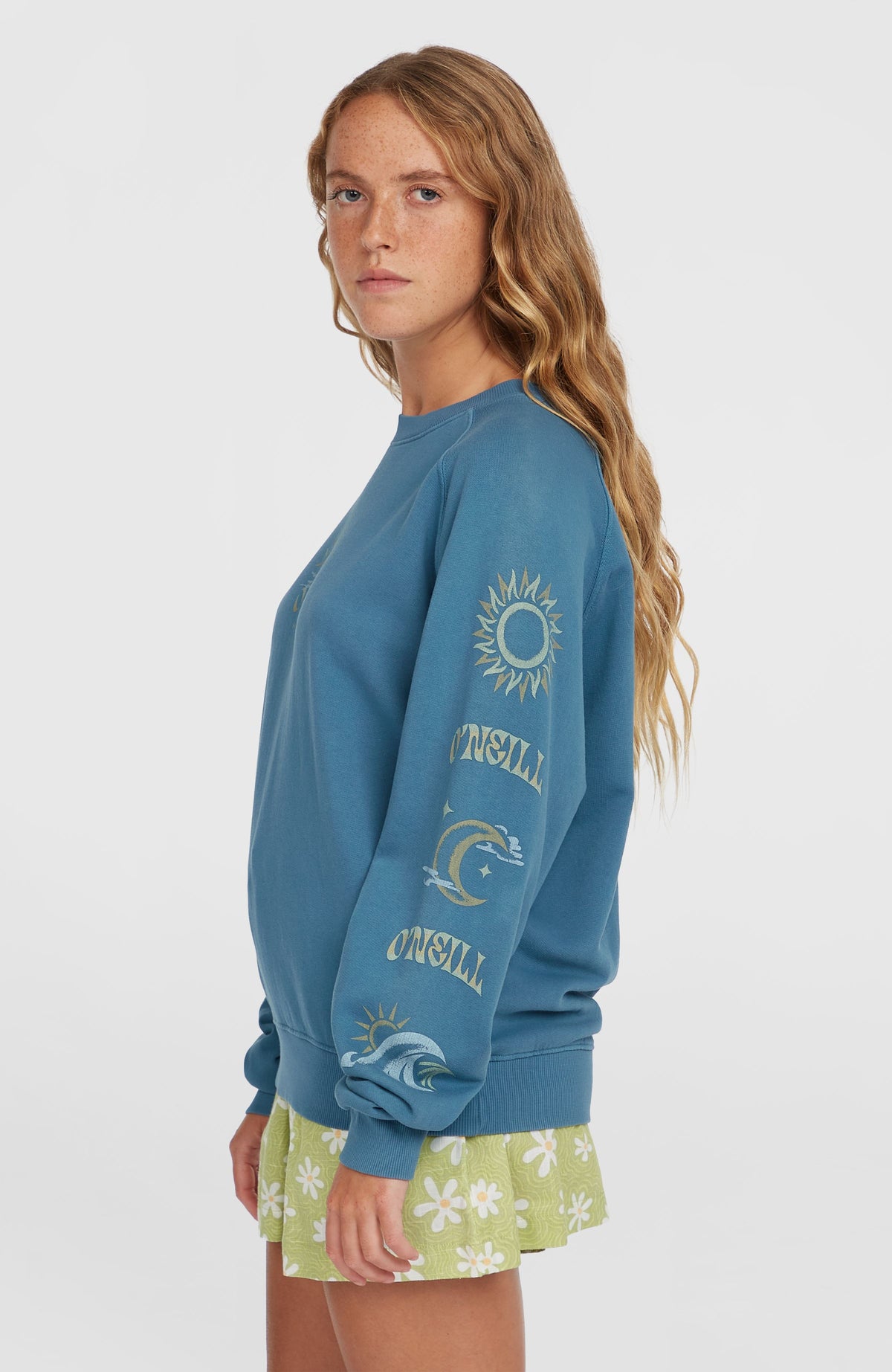 Beach Vintage Crew Sweatshirt für Damen, blau mit Logo-Print, Seitenansicht mit Ärmelgrafik am Model
