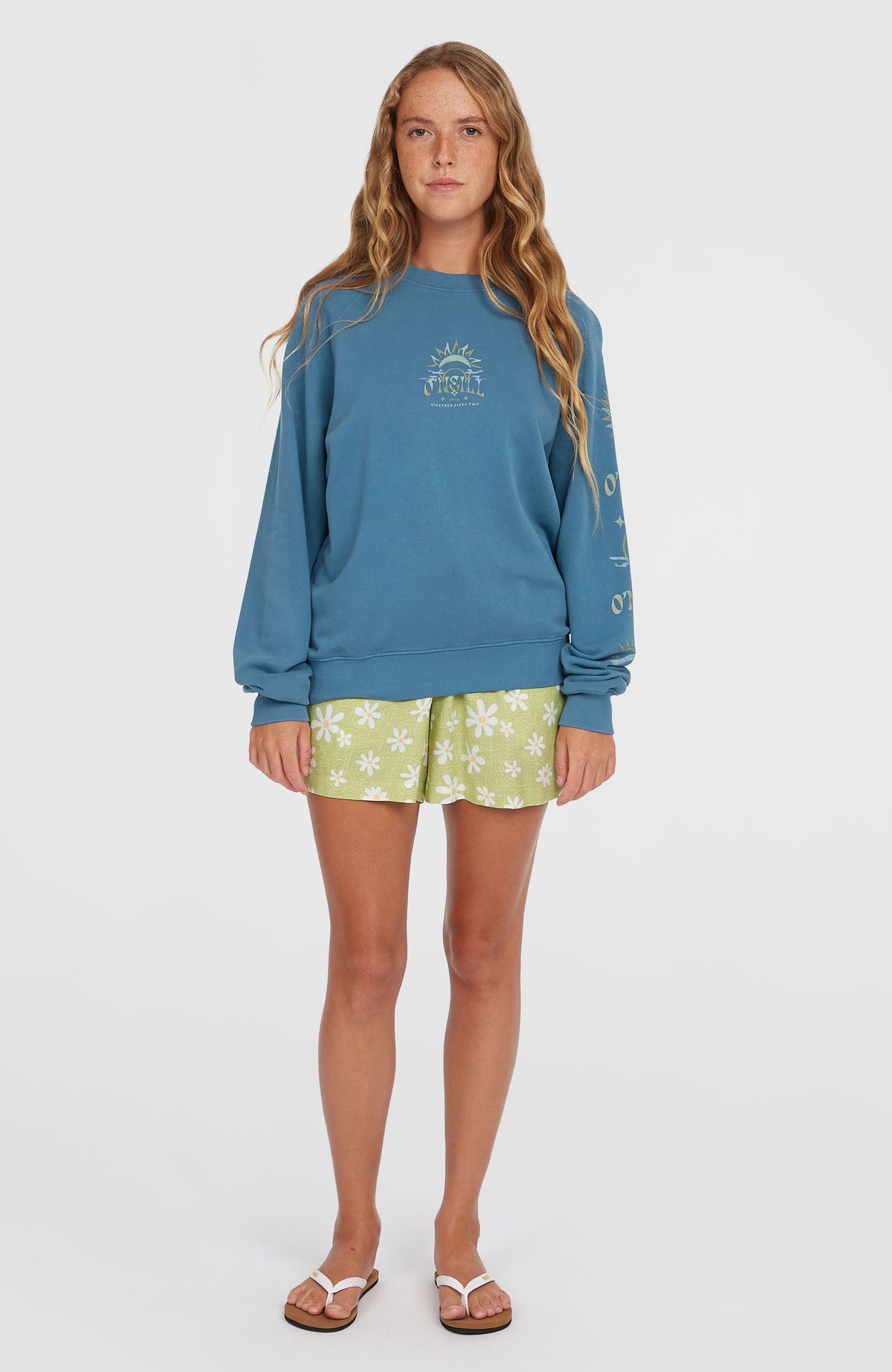 Beach Vintage Crew Sweatshirt für Damen, blau mit Logo-Print, Frontansicht in voller Länge am Model