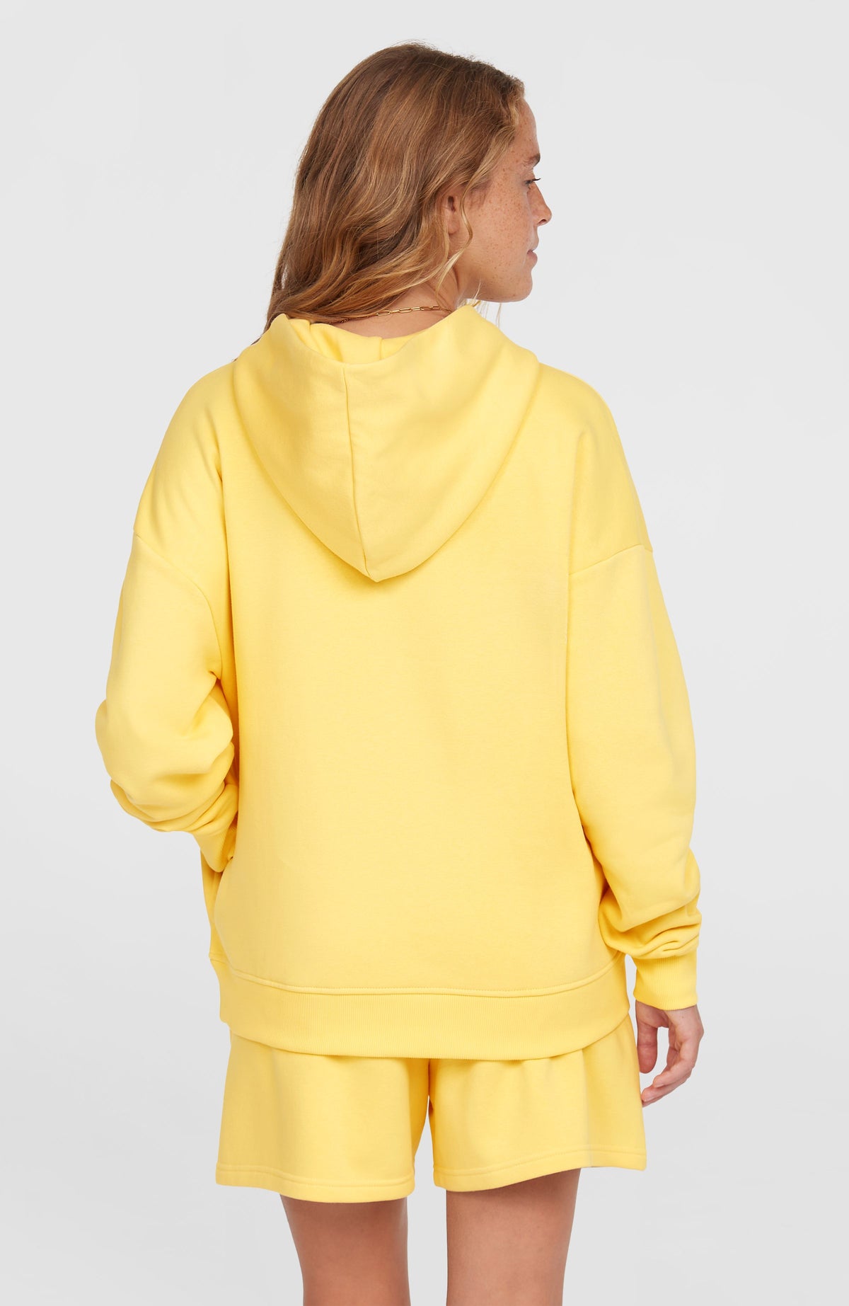 Future Surf Society Hoodie für Damen, gelb, Rückenansicht getragen am Model mit tief sitzender Kapuze