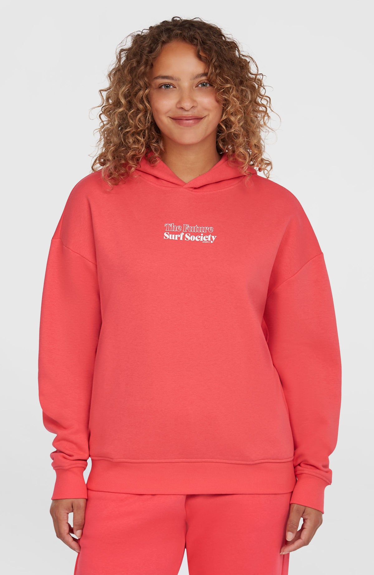 O'Neill Future Surf Society Hoodie für Damen, pink mit Logo-Print in Weiß, Vorderansicht am Model