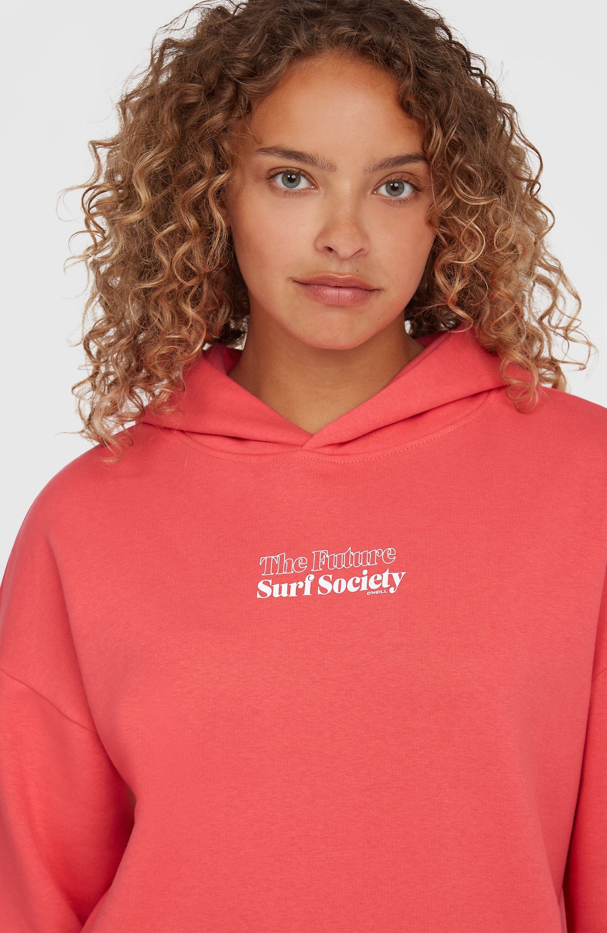 Nahaufnahme des Future Surf Society Hoodie für Damen, pink mit Logo-Print in Weiß am Model