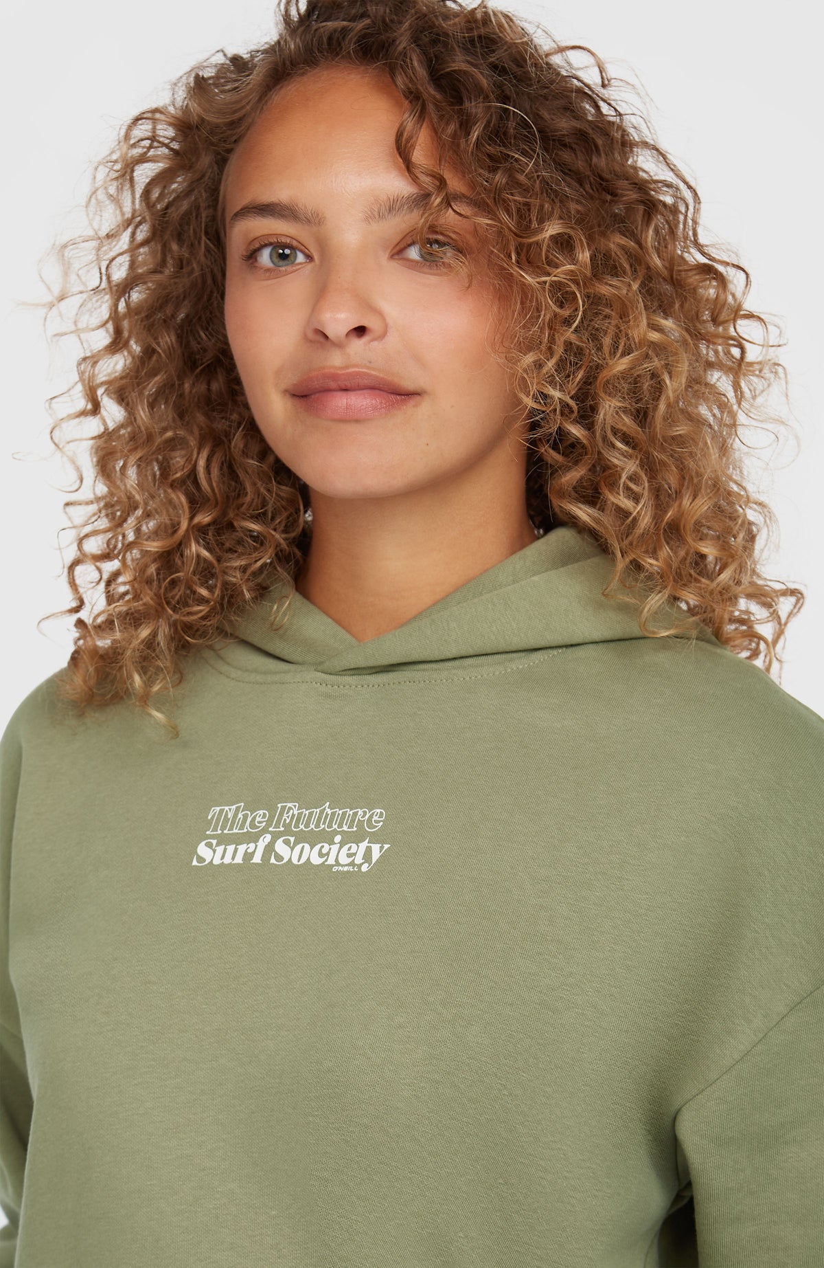 Future Surf Society Hoodie, grün mit Logo-Print in Weiß, Nahaufnahme von Ausschnitt und Kapuze am Model