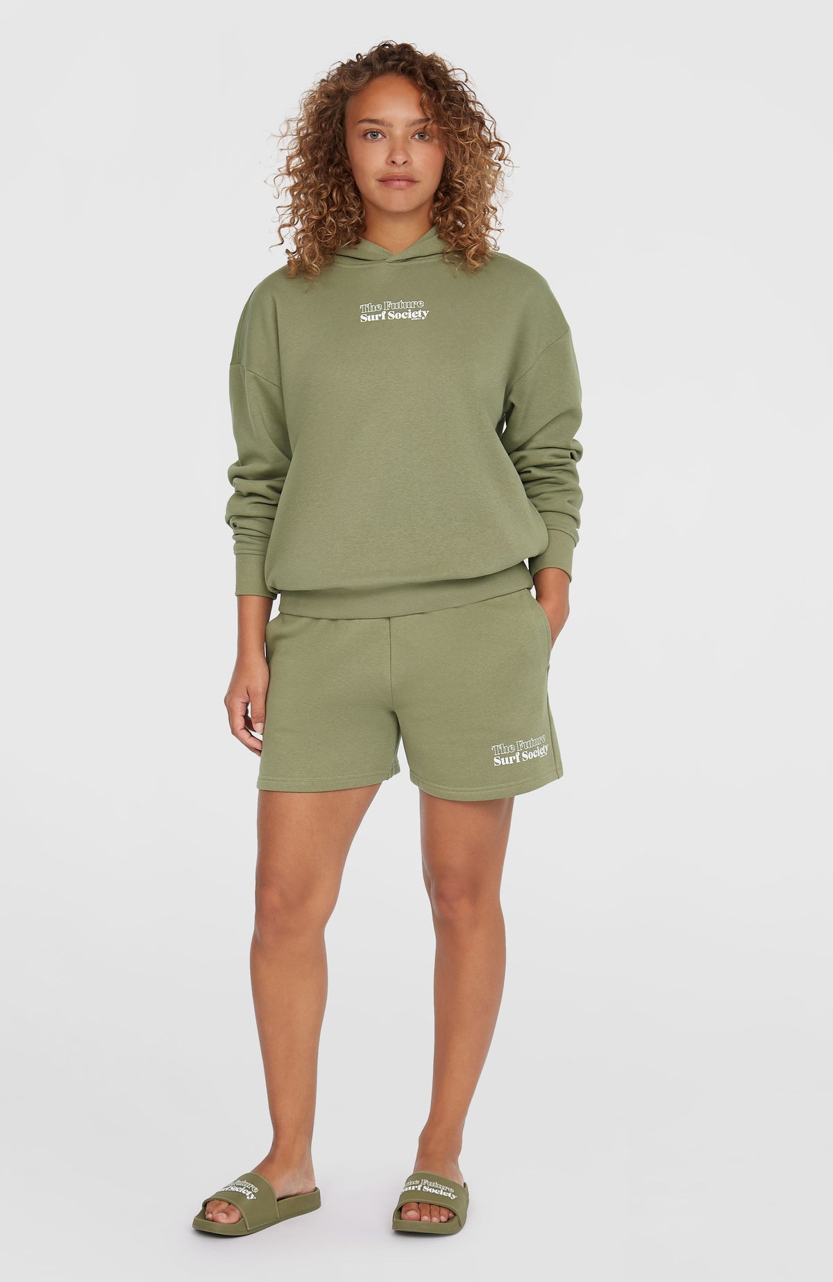 Future Surf Society Hoodie für Damen, grün mit Logo-Print in Weiß, Ganzkörperansicht von vorne am Model