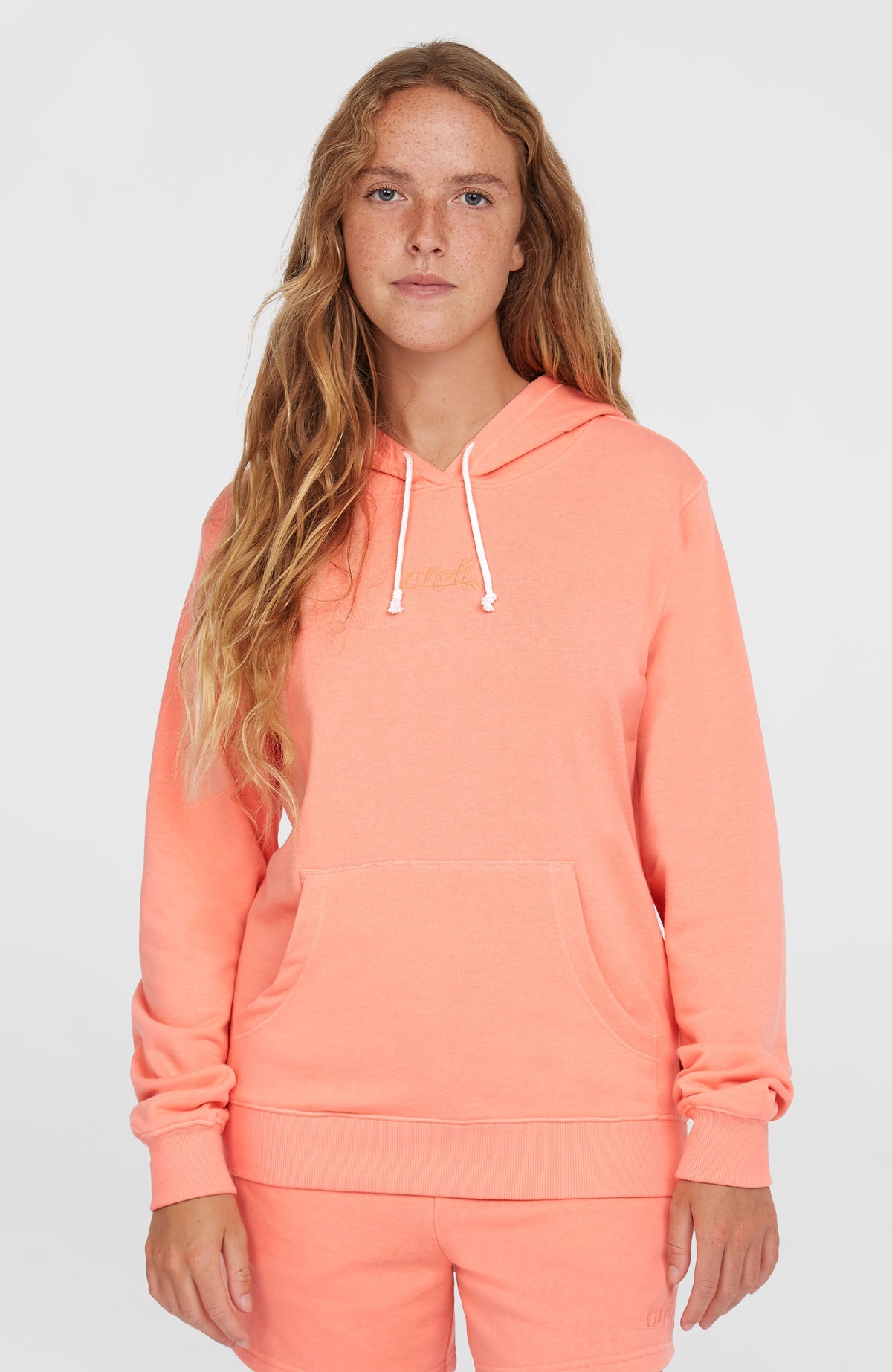 O'Neill Essentials O'Neill Script Hoodie für Damen, pink, Vorderansicht am Model mit Kapuze und Kängurutasche