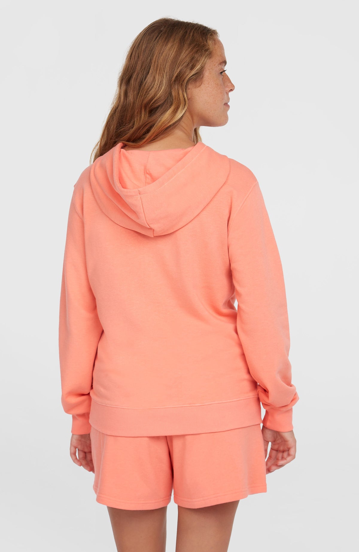 Essentials O'Neill Script Hoodie für Damen, pink, Rückansicht getragen am Model mit Kapuze und Rippbündchen
