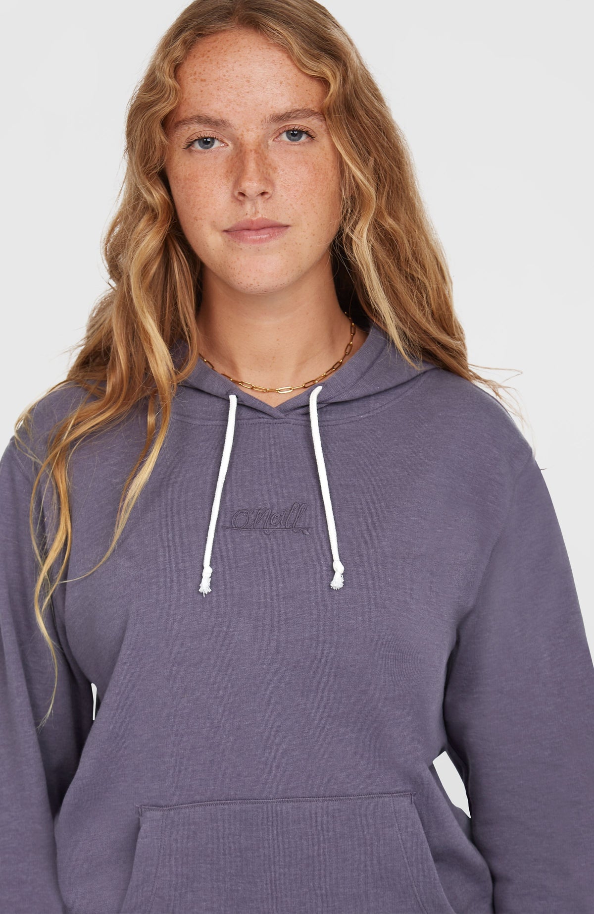 Essentials O'Neill Script Hoodie für Damen, lila, Nahaufnahme von Kragen und weißen Kordelzügen am Model