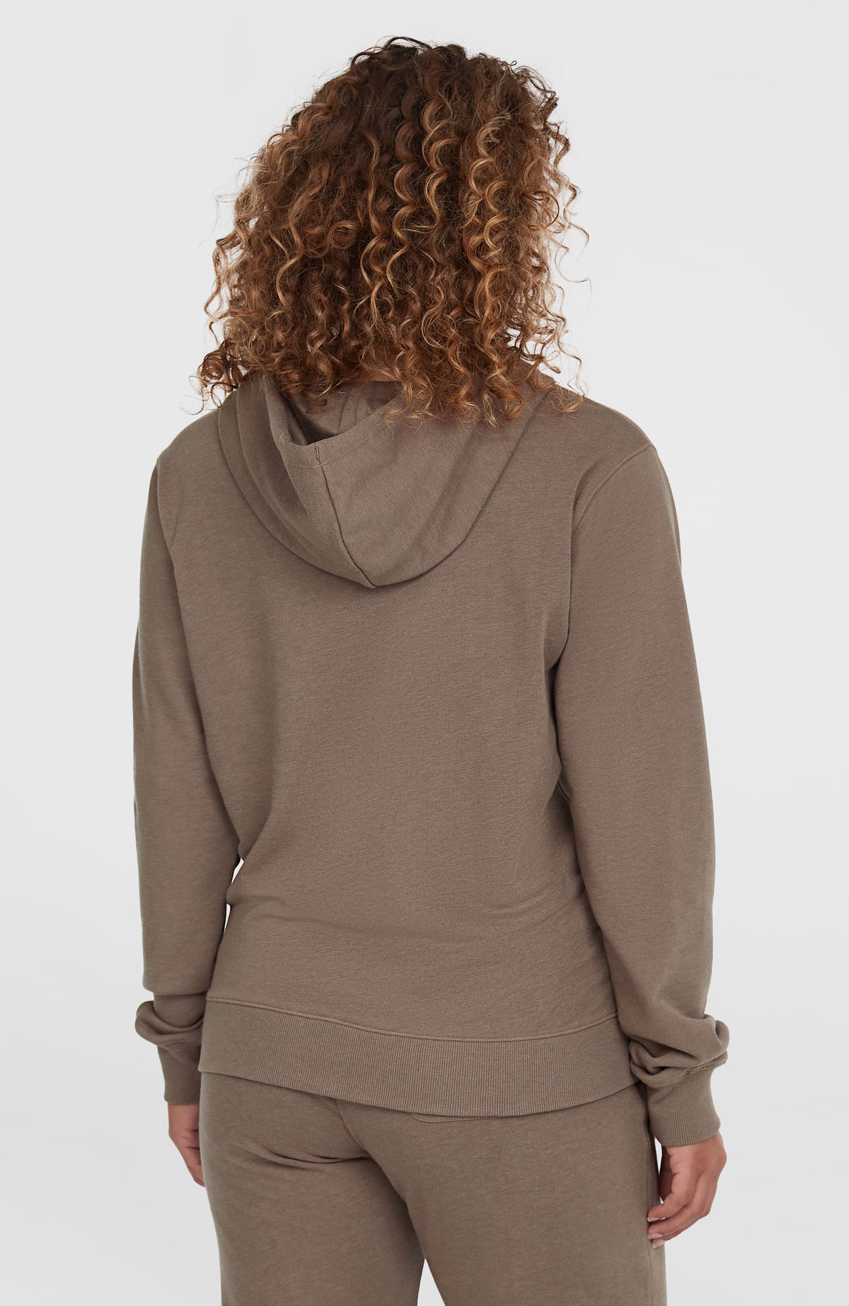 Essentials O'Neill Script Hoodie für Damen, braun, Rückansicht am Model mit Kapuze
