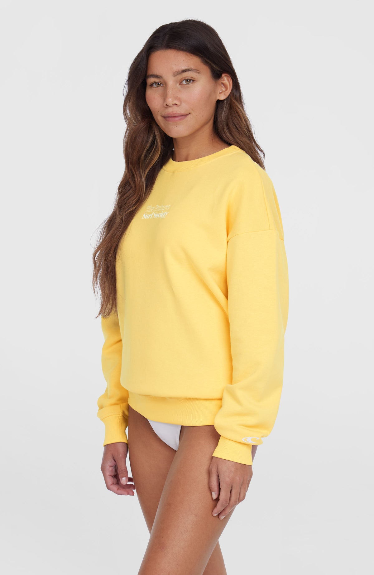 Future Surf Crew Sweatshirt für Damen, gelb mit Logo-Print in Weiß, Seitenansicht am Model