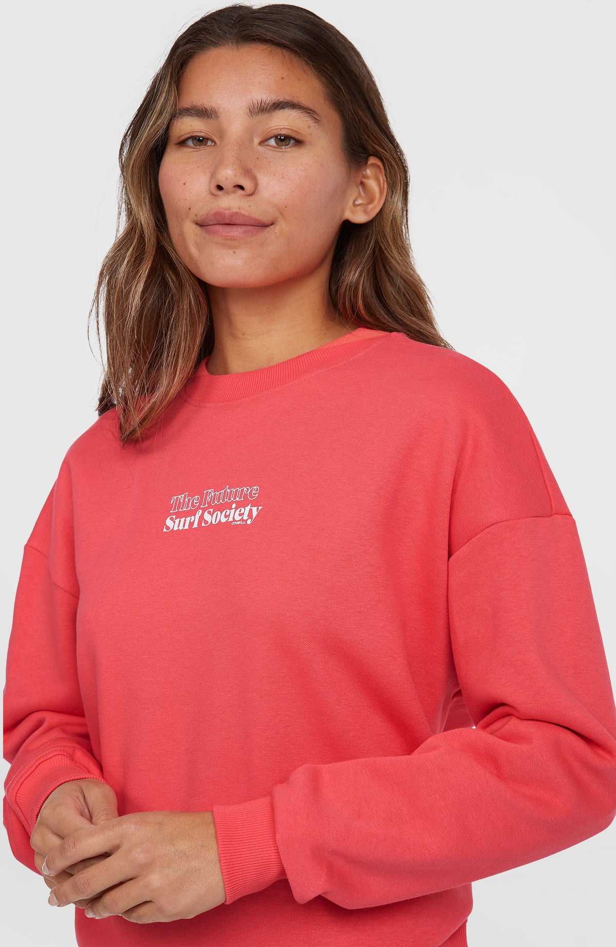 Future Surf Crew Sweatshirt, pink, Nahaufnahme am Model mit Fokus auf Rundhalsausschnitt und Print