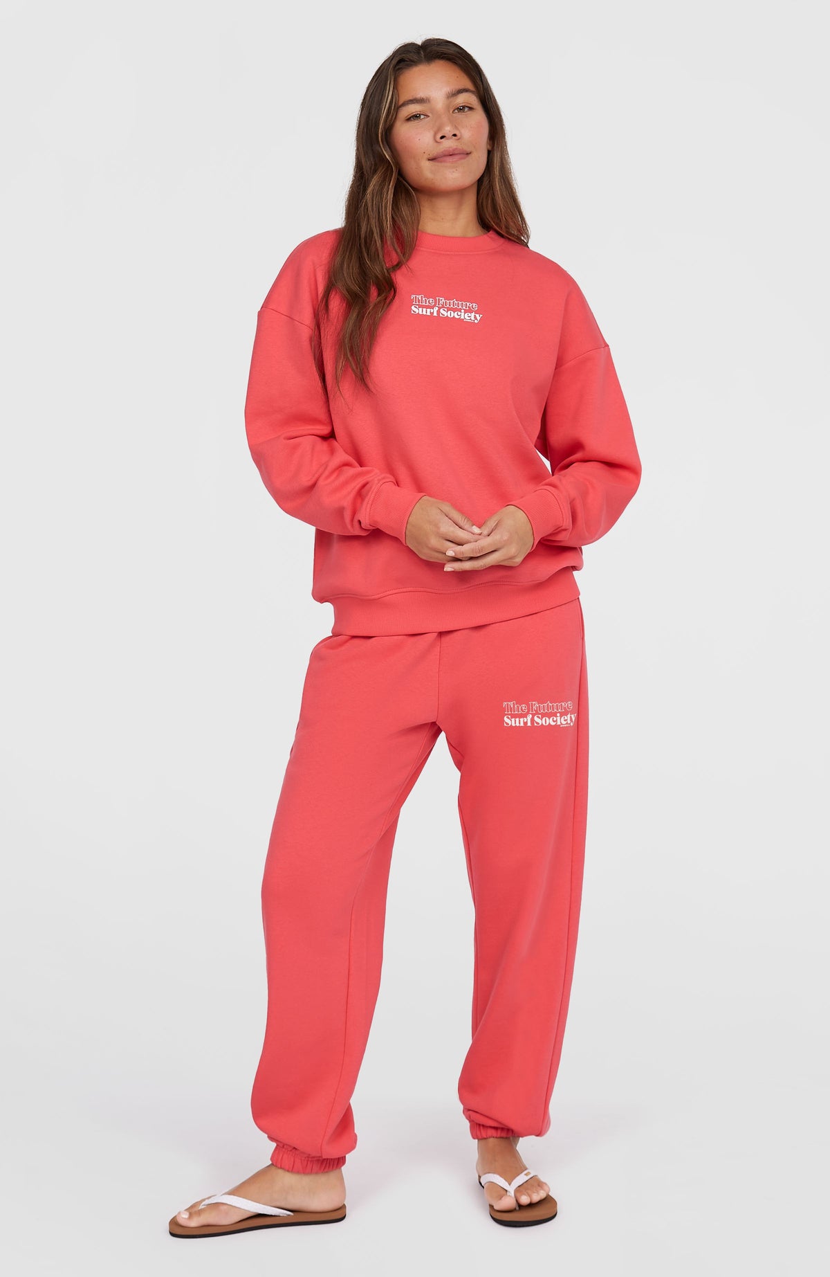 Future Surf Crew Sweatshirt für Damen, pink, Ganzkörperansicht am Model im passenden Set