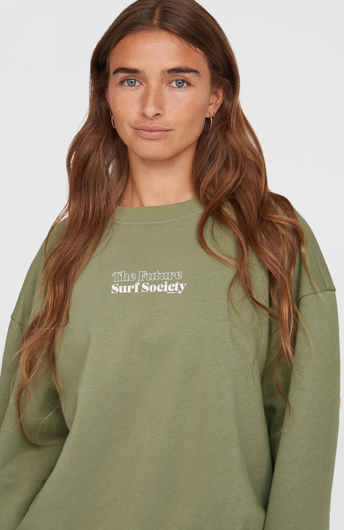 Nahaufnahme von Rundhalsausschnitt und Logo-Print des grünen Future Surf Crew Sweatshirt am Model