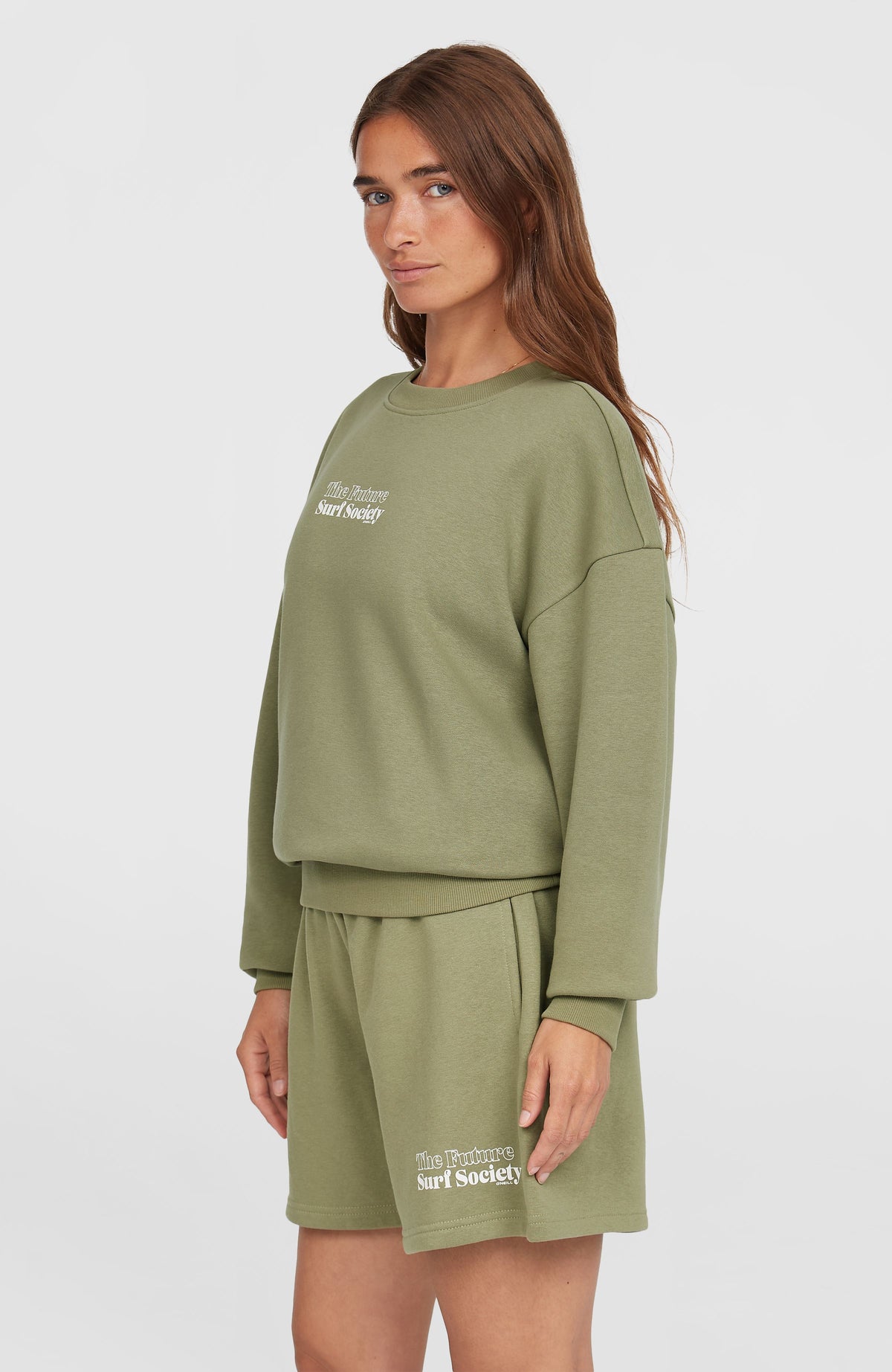Future Surf Crew Sweatshirt für Damen, grün mit Logo-Print in Weiß, seitliche Ansicht am Model