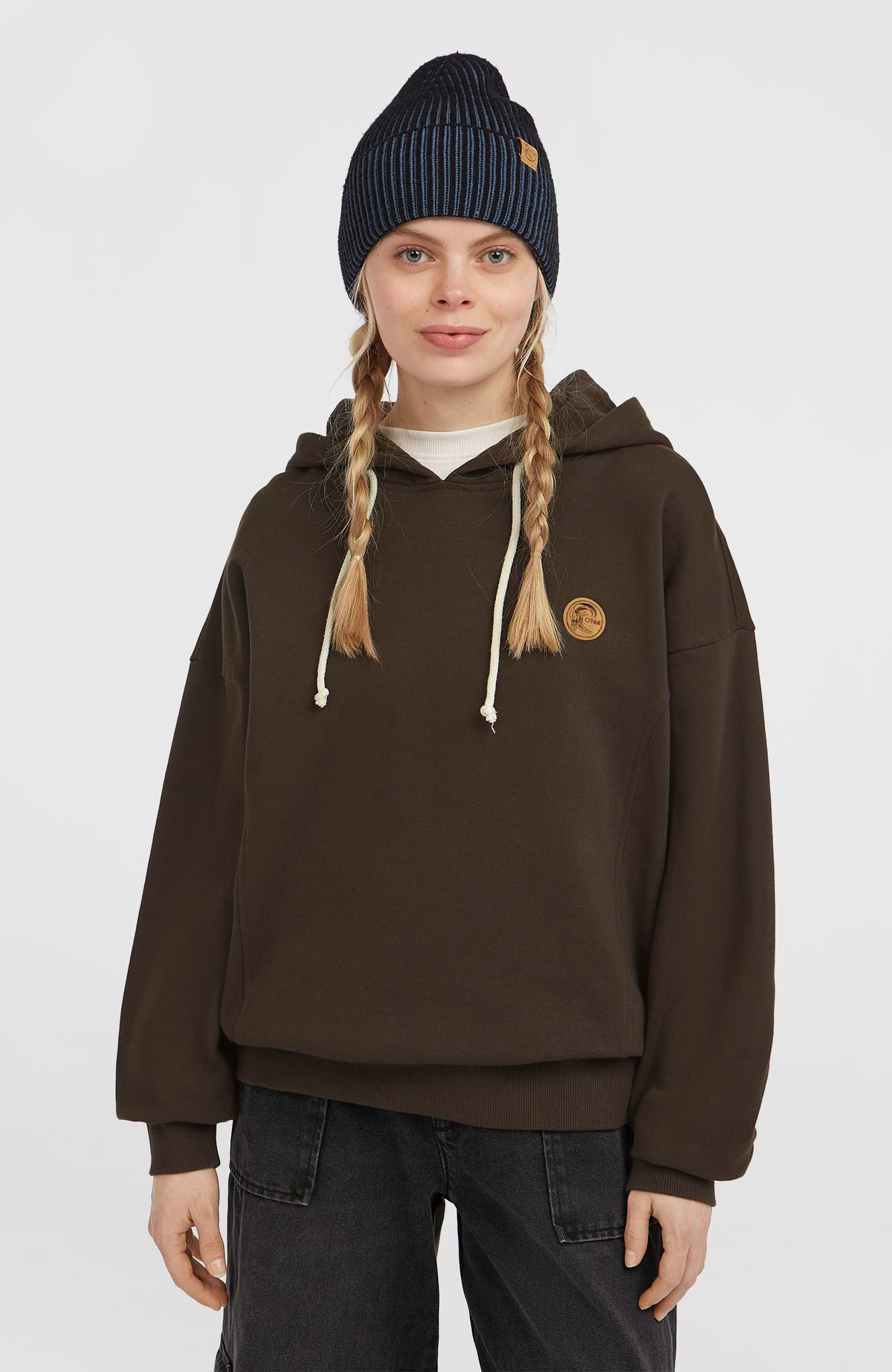 O'Riginals Oversized Hoodie für Damen, braun, Vorderansicht am Model mit Logo-Patch auf der Brust