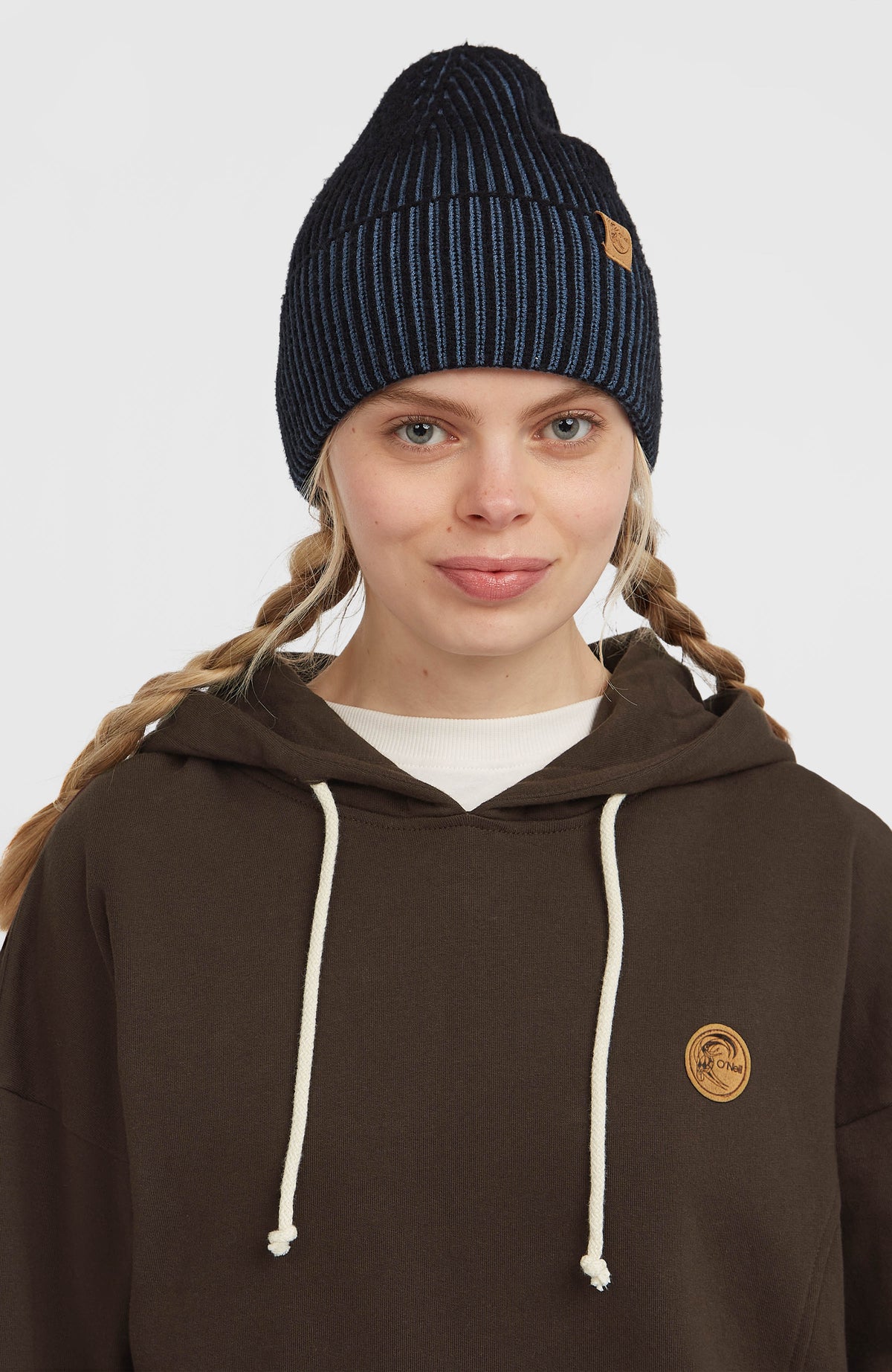 O'Riginals Oversized Hoodie für Damen, braun, getragen am Model, Nahaufnahme von Kapuze und Kordelzug