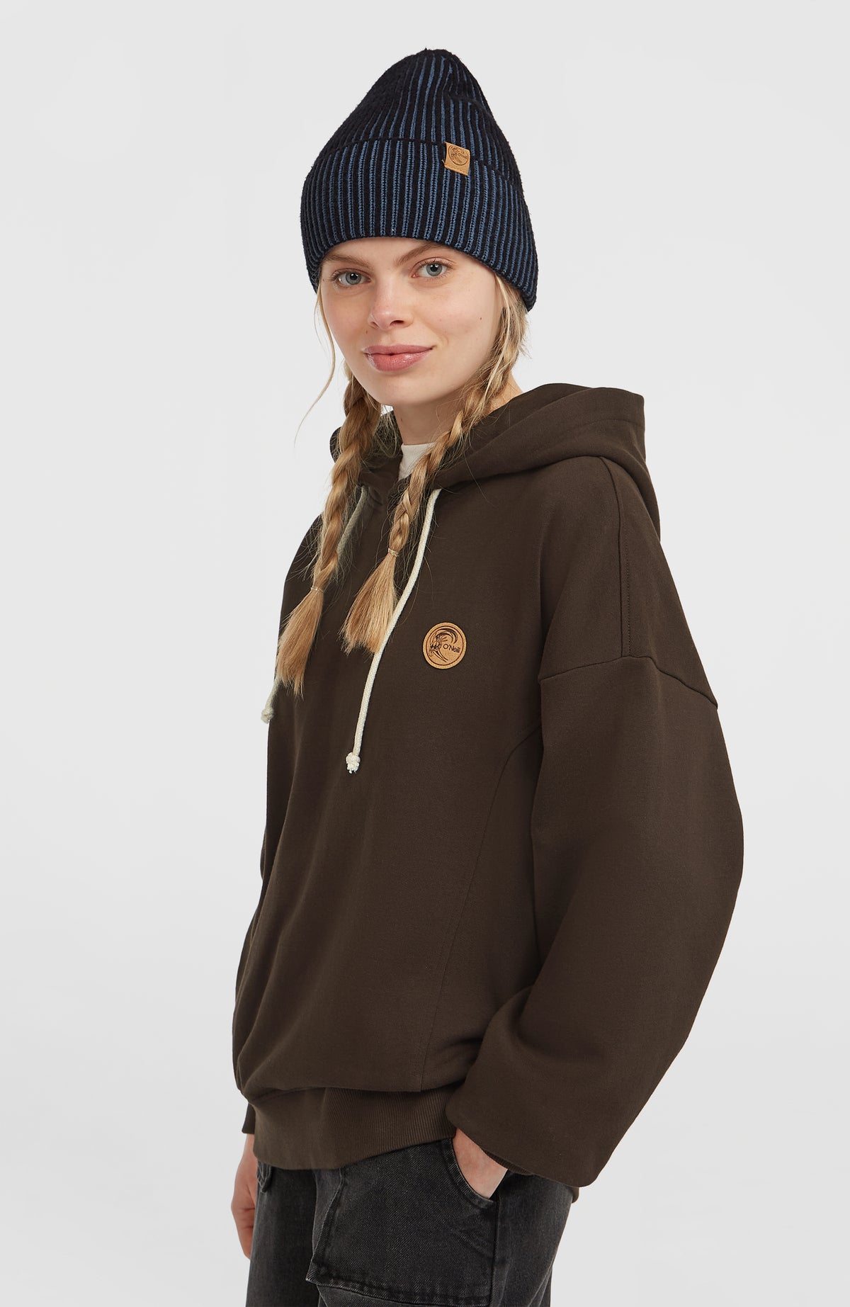 O'Riginals Oversized Hoodie für Damen, braun, Seitenansicht am Model mit Rippbündchen am Saum