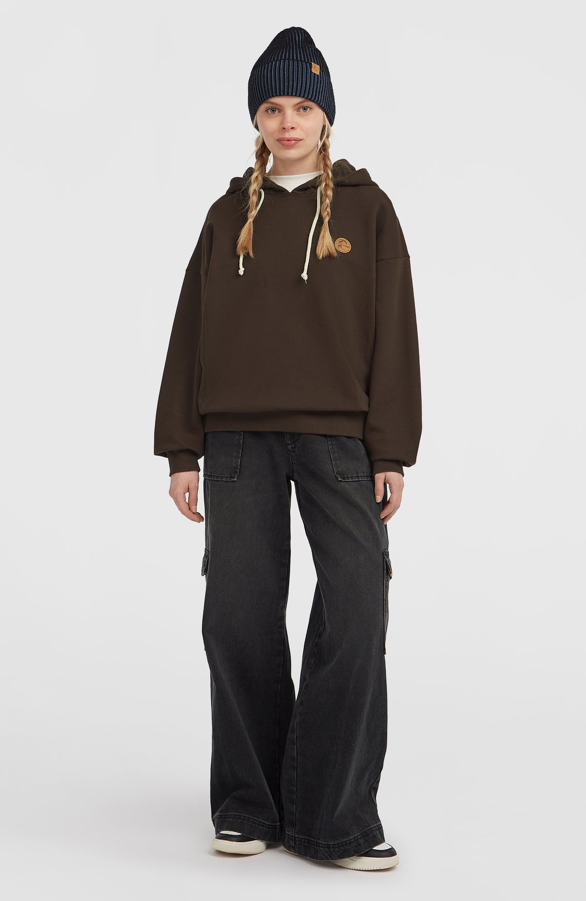 O'Riginals Oversized Hoodie für Damen, braun, Ganzkörperansicht von vorne getragen am Model