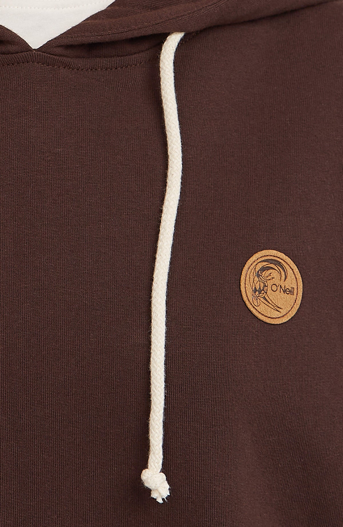 Brauner O'Riginals Oversized Hoodie für Damen, Nahaufnahme des runden Logo-Patches und des Kordelzugs