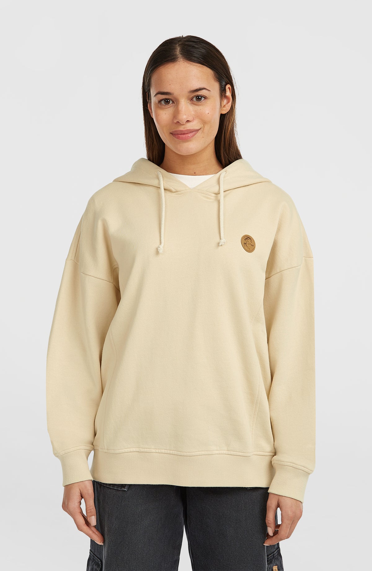 O'Riginals Oversized Hoodie für Damen, beige, Vorderansicht am Model mit rundem Logo-Patch