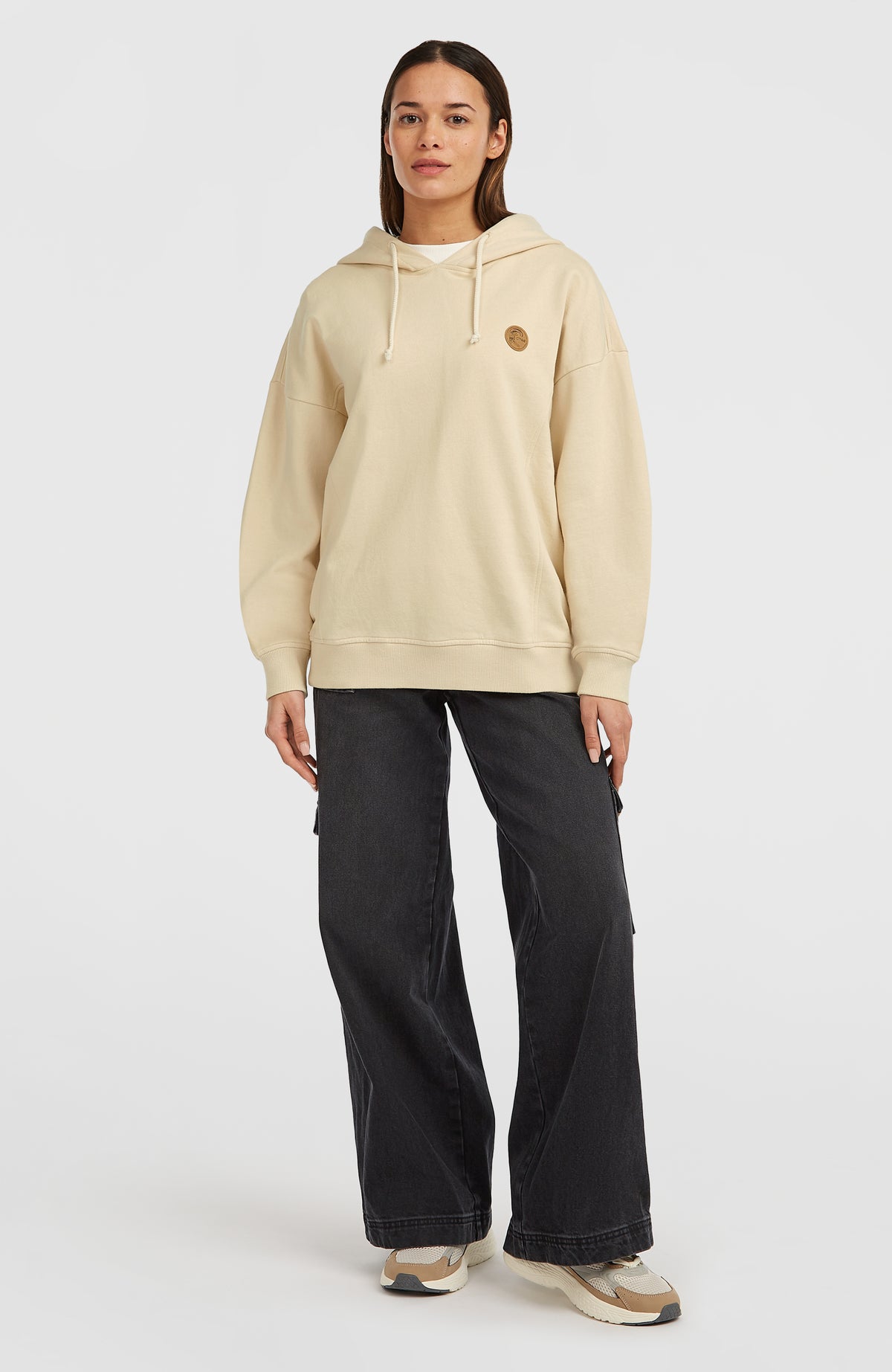O'Riginals Oversized Hoodie für Damen, beige, Ganzkörperansicht getragen am Model mit weiter Passform