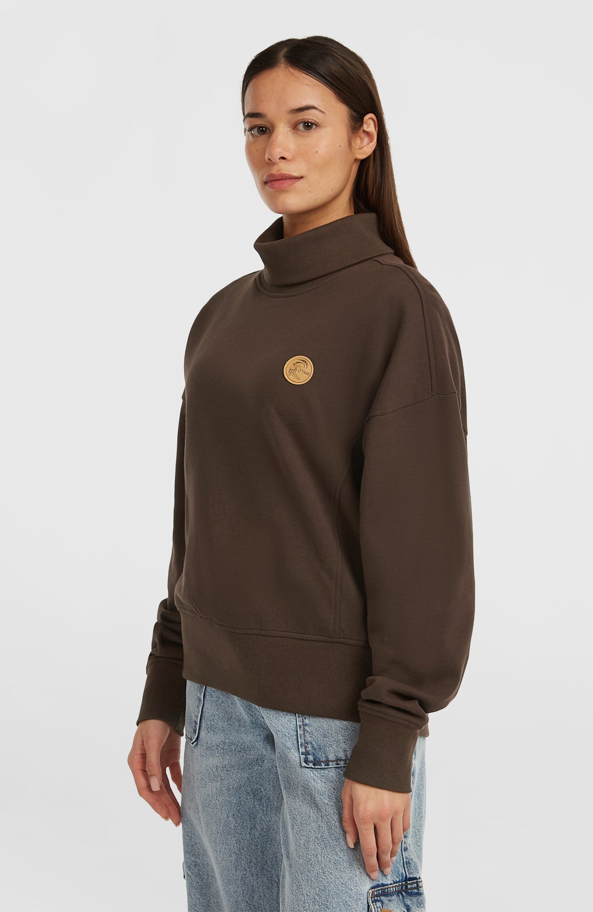 Braunes O'Riginals Crew Sweatshirt für Damen, Halbprofilansicht am Model mit überschnittenen Schultern