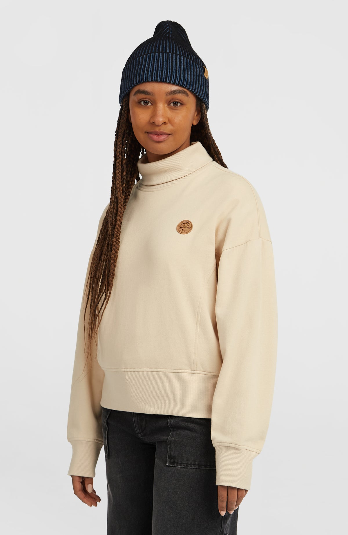 O'Riginals Crew Sweatshirt für Damen, beige, Dreiviertelansicht am Model mit weiten Ärmeln und Stehkragen