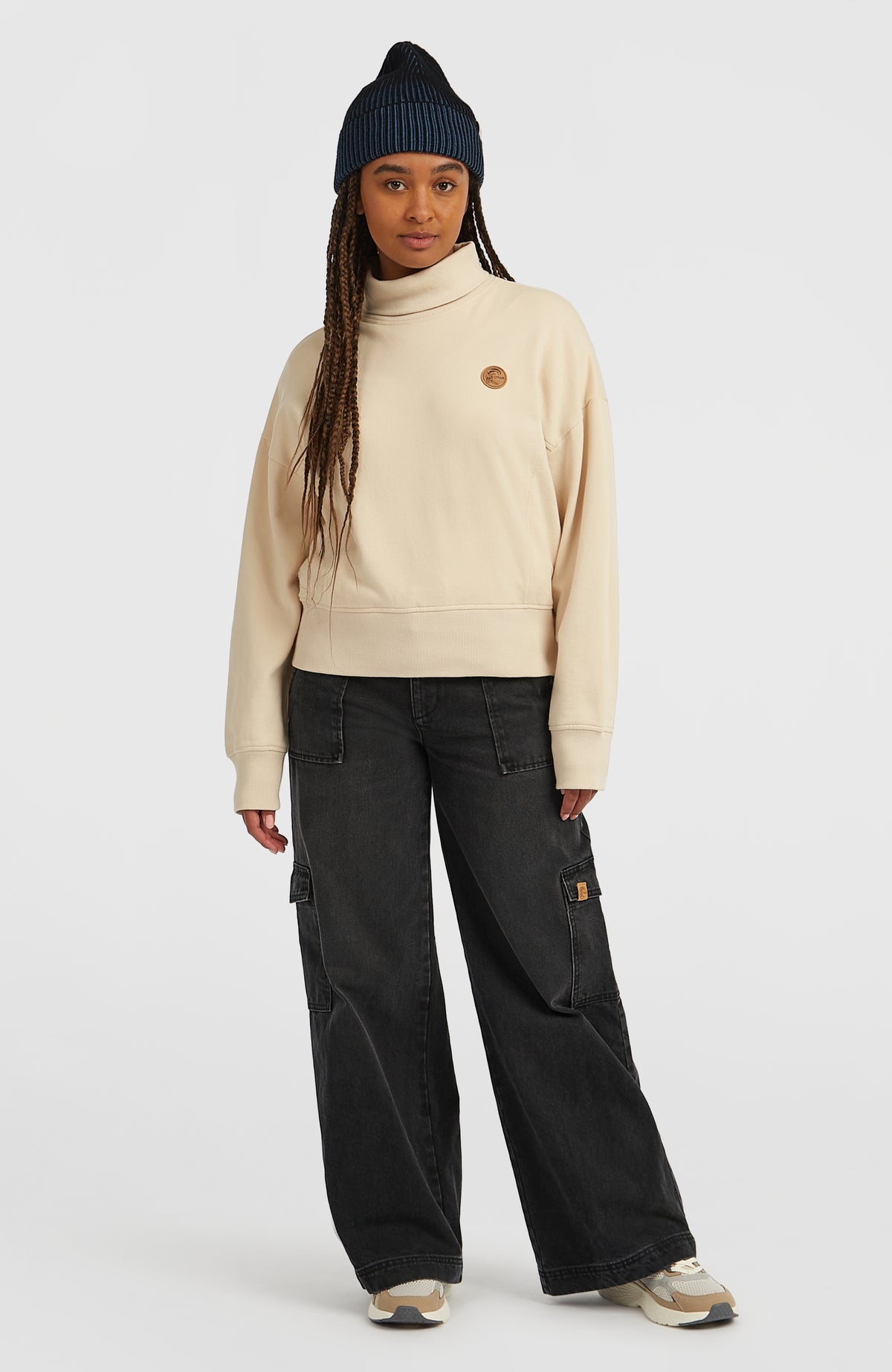 Beiges O'Riginals Crew Sweatshirt für Damen, getragen am Model in Ganzkörperansicht mit weitem Schnitt