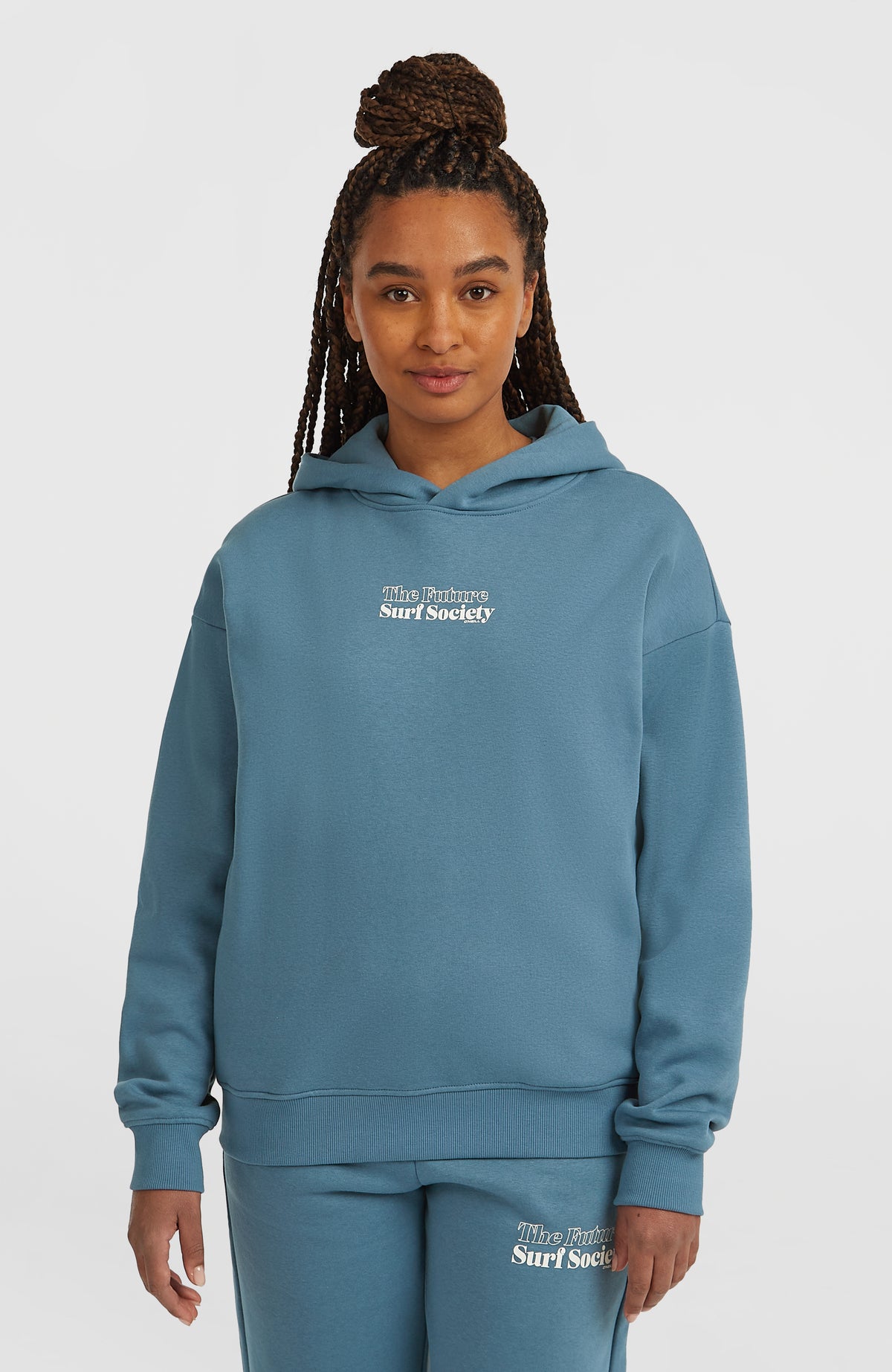 O'Neill Future Surf Society Hoodie für Damen, blau mit Logo-Print in Weiß, Vorderansicht am Model
