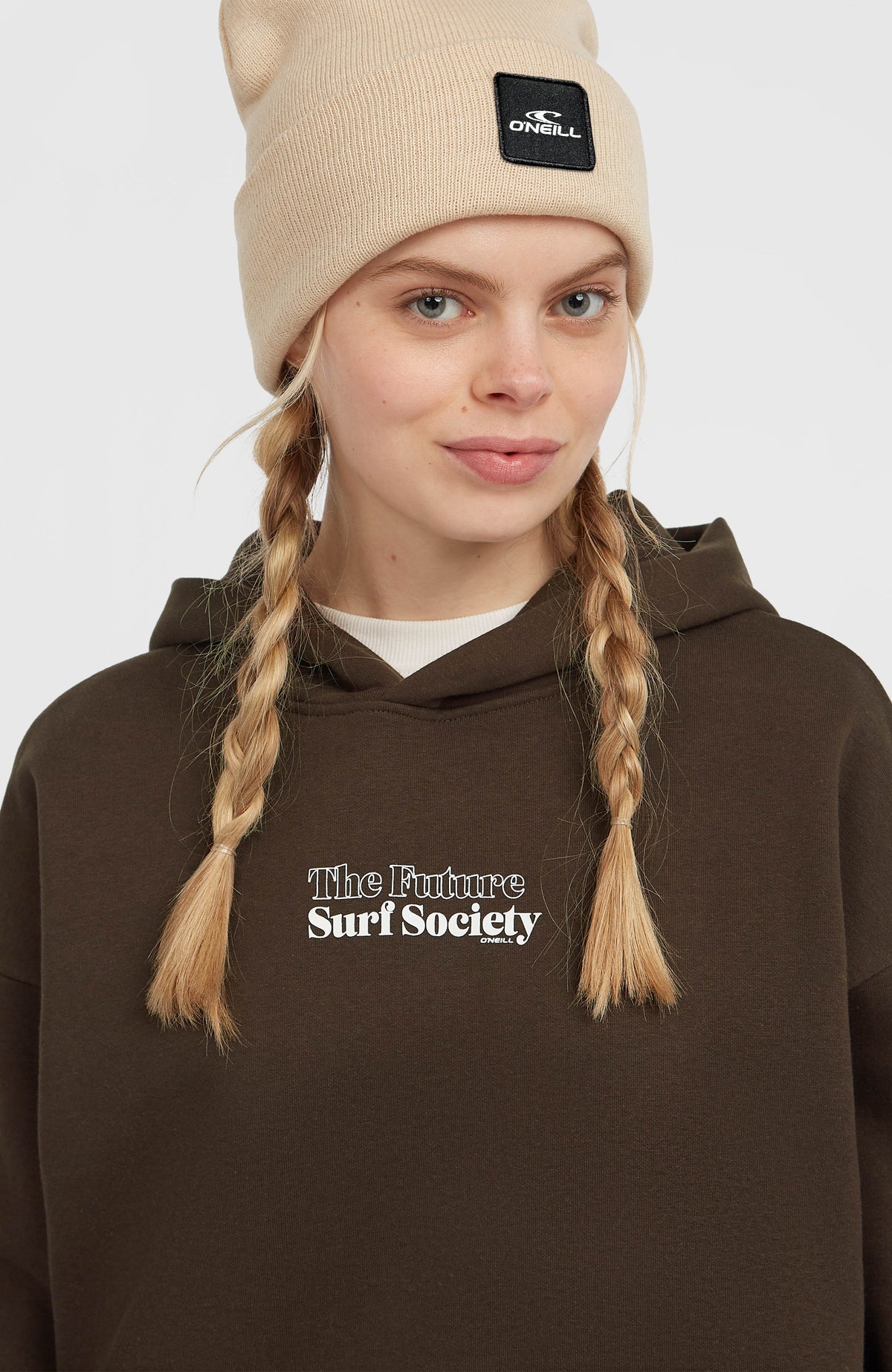 Nahaufnahme des Logo-Prints auf dem braunen Future Surf Society Hoodie für Damen am Model