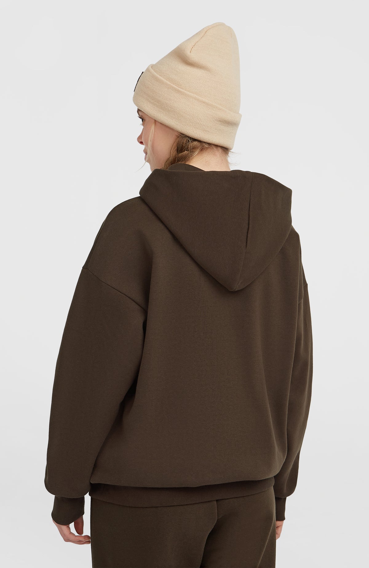 Future Surf Society Hoodie für Damen, braun, Rückansicht am Model mit sichtbarer Kapuze