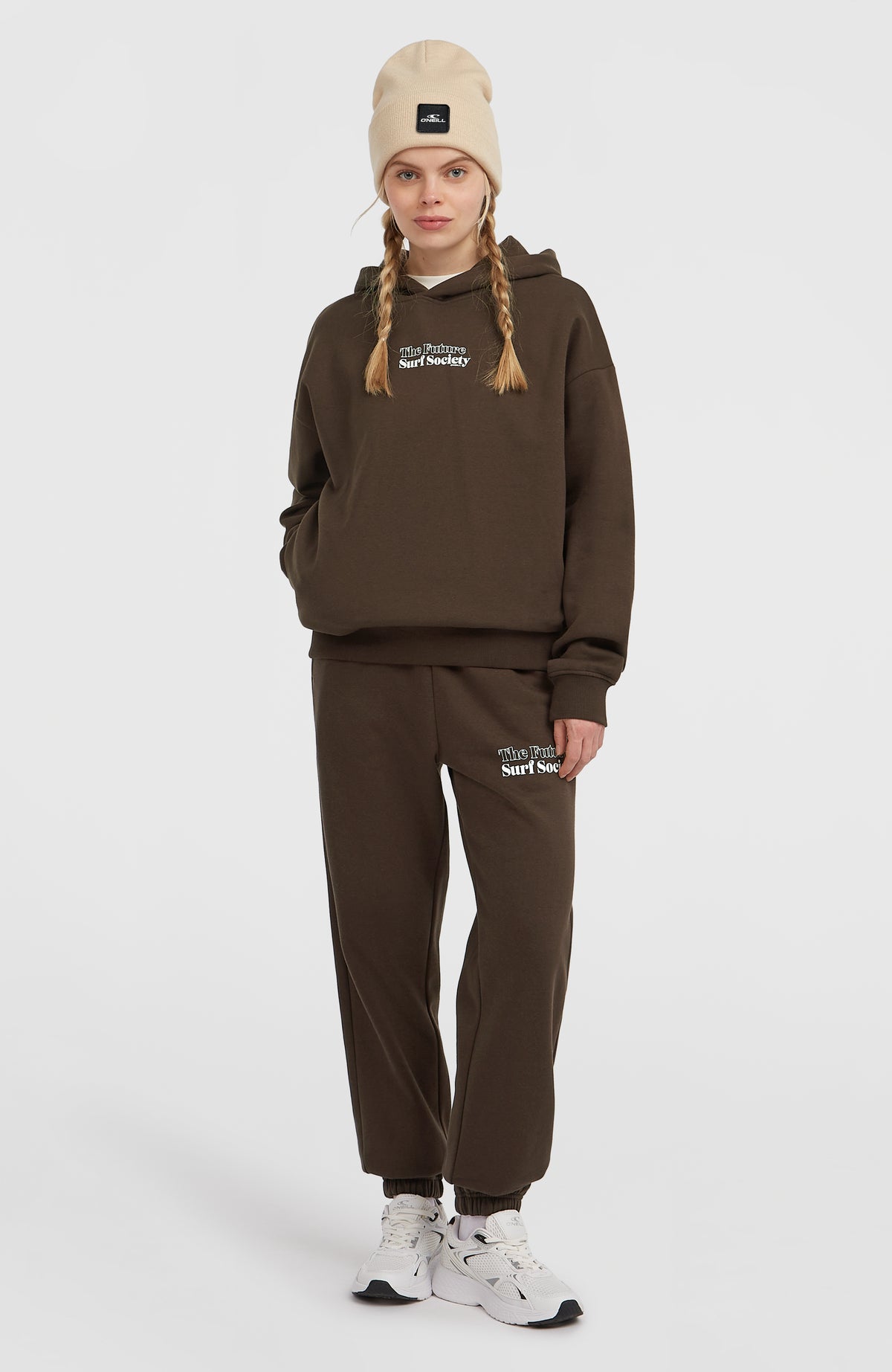 Future Surf Society Hoodie für Damen, braun mit Logo-Print in Weiß, Ganzkörperansicht am Model