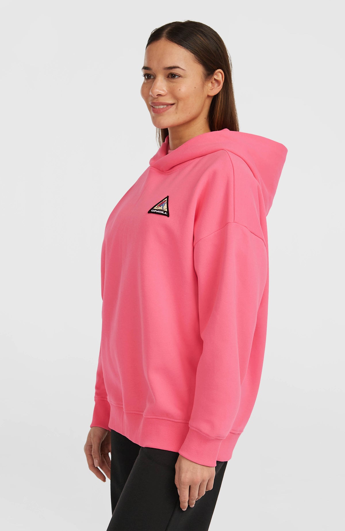 FWC'Play Hoodie für Damen in Pink, Seitenansicht am Model mit lockerer Passform und Rippstrickbündchen