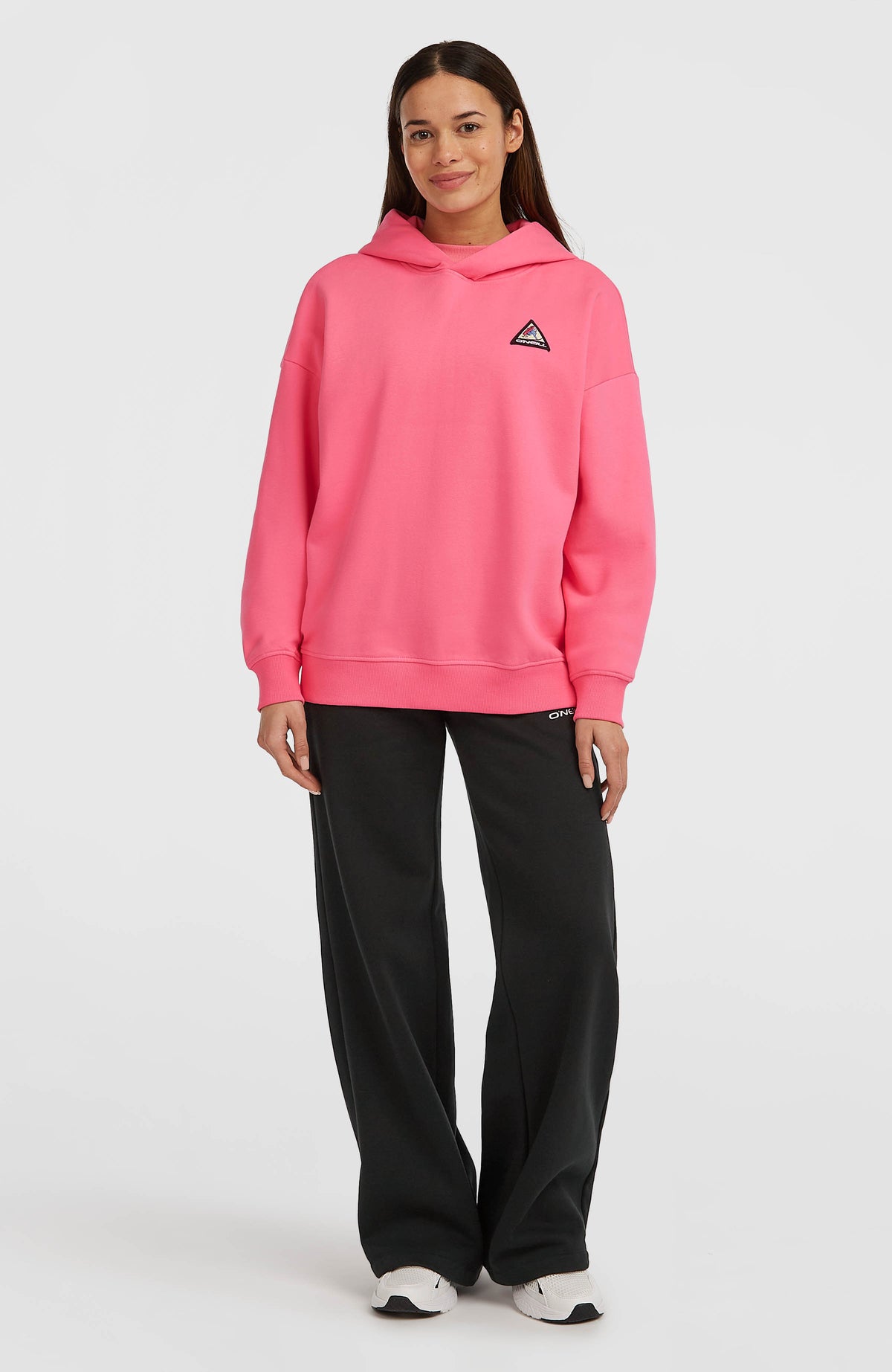 FWC'Play Hoodie für Damen, pink, Ganzkörperansicht am Model mit geripptem Saumbund in lockerer Passform