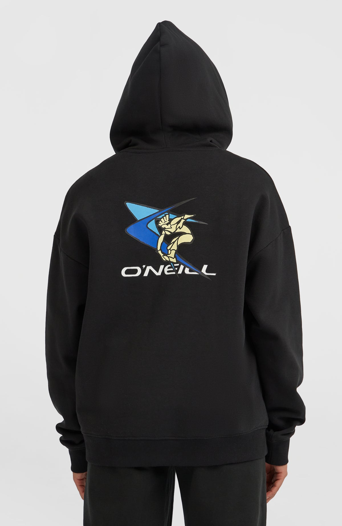 FWC'Play Hoodie für Damen, schwarz, Rückansicht am Model mit großem Grafik-Print und aufgesetzter Kapuze