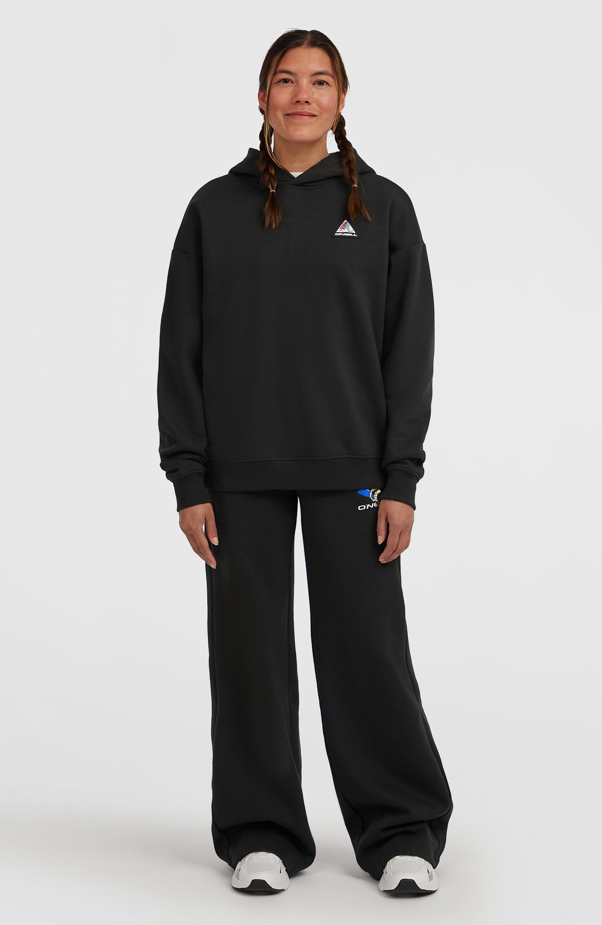 FWC'Play Hoodie für Damen, schwarz, Ganzkörperansicht am Model in Kombination mit passender Hose