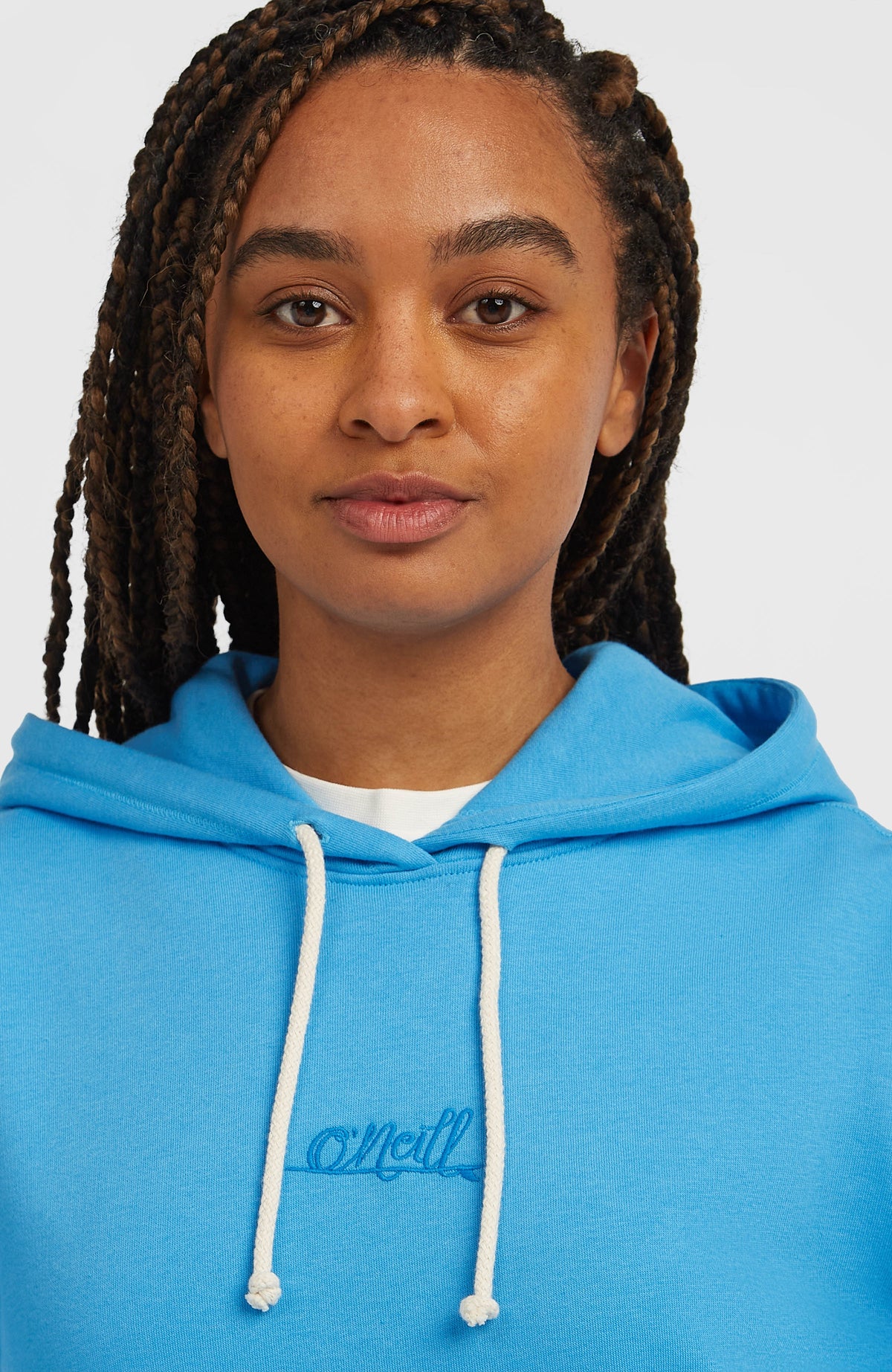 Essentials Script Hoodie für Damen, blau, Nahaufnahme von Kragen, Kordelzug und Logo-Stickerei