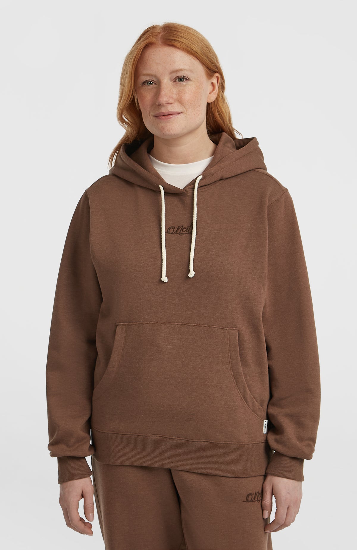 O'Neill Essentials Script Hoodie für Damen in Braun, Vorderansicht am Model mit Kapuze und Kängurutasche